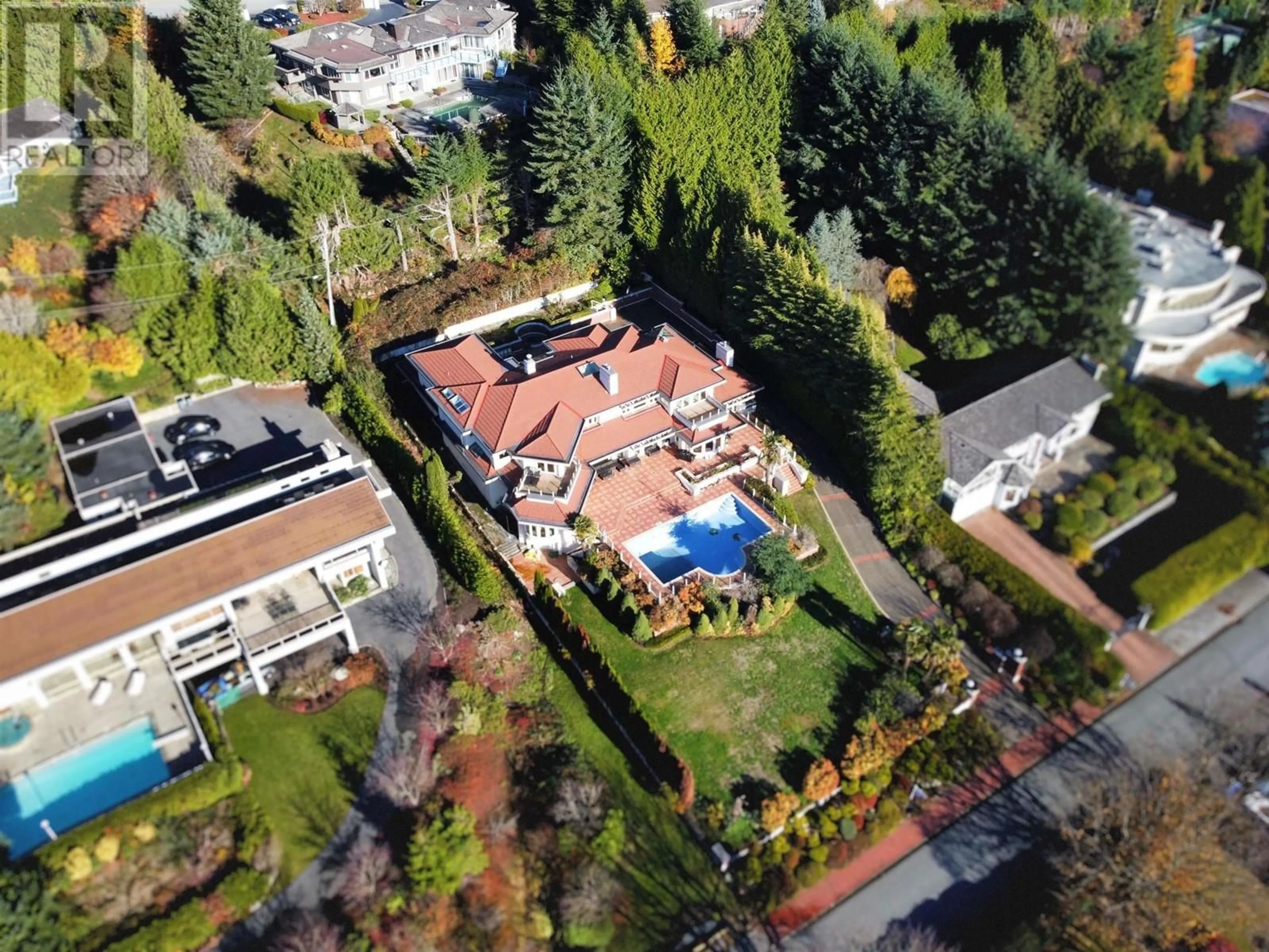 A pic from outside/outdoor area/front of a property/back of a property/a pic from drone, street for 1025 KING GEORGES WAY, West Vancouver British Columbia V7S1S6