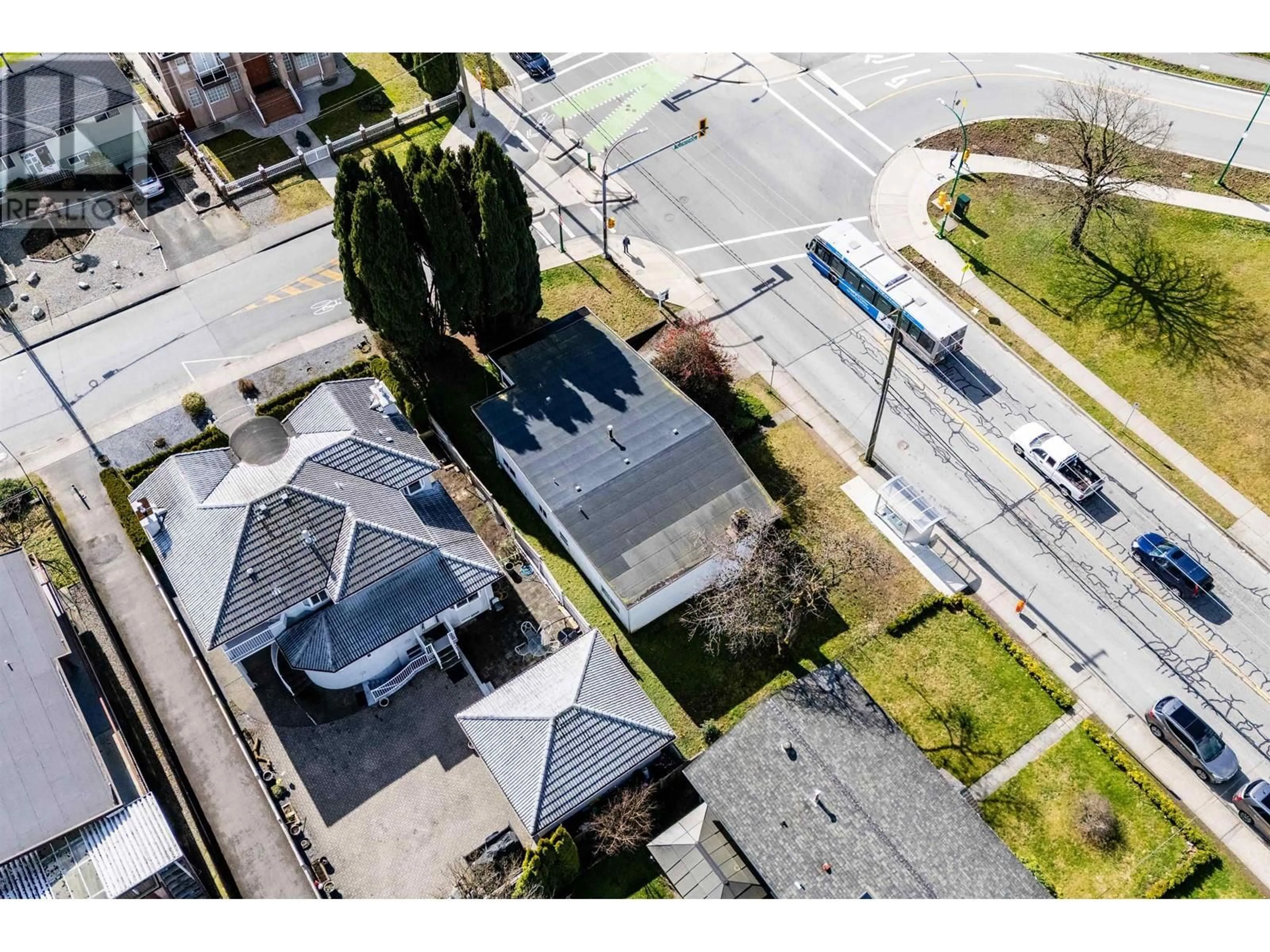 A pic from outside/outdoor area/front of a property/back of a property/a pic from drone, street for 780 KENSINGTON AVENUE, Burnaby British Columbia V5B4B3