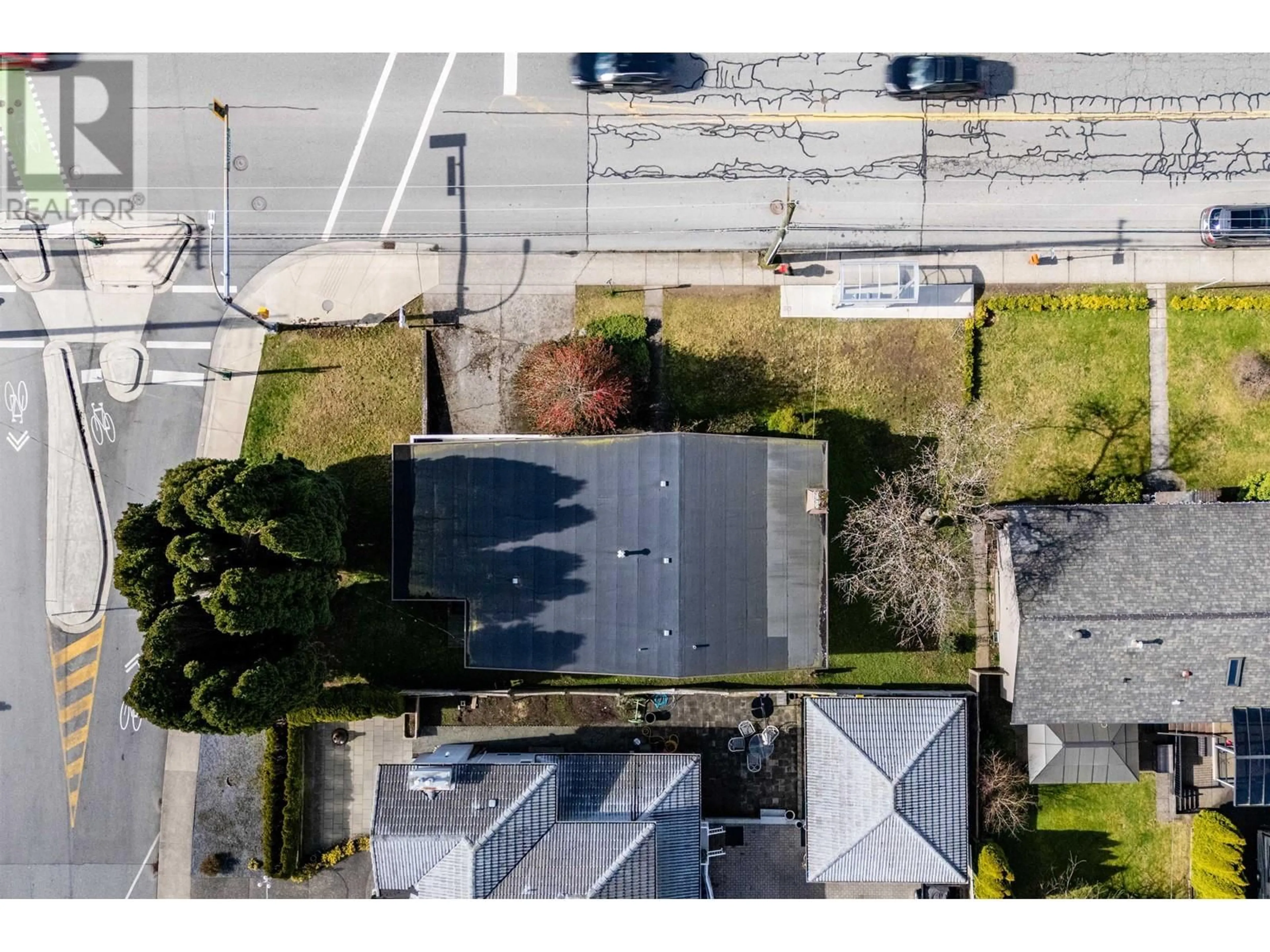A pic from outside/outdoor area/front of a property/back of a property/a pic from drone, street for 780 KENSINGTON AVENUE, Burnaby British Columbia V5B4B3