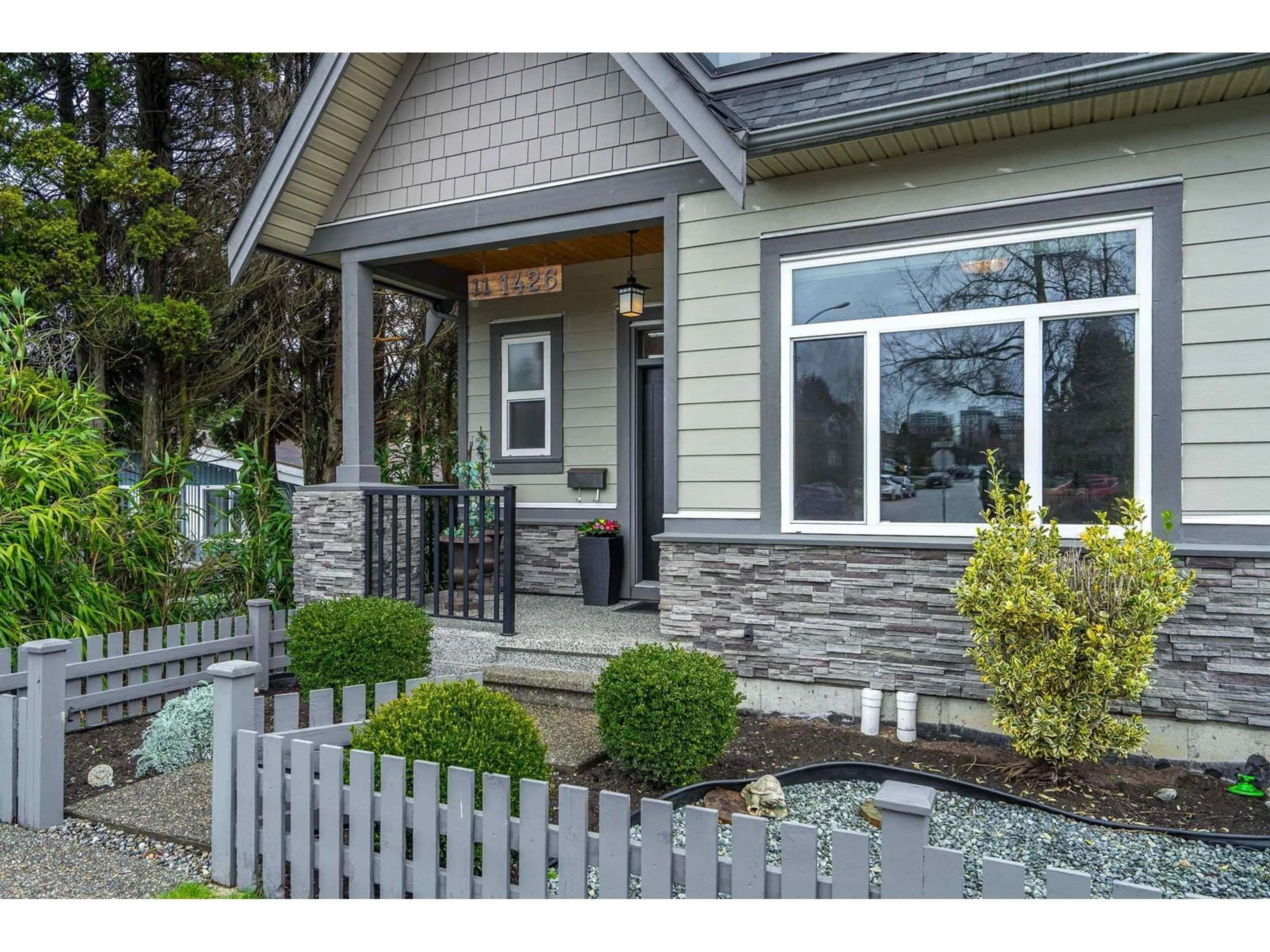 Home with vinyl exterior material, street for 11 - 1426 FINLAY, White Rock British Columbia V4B4L5