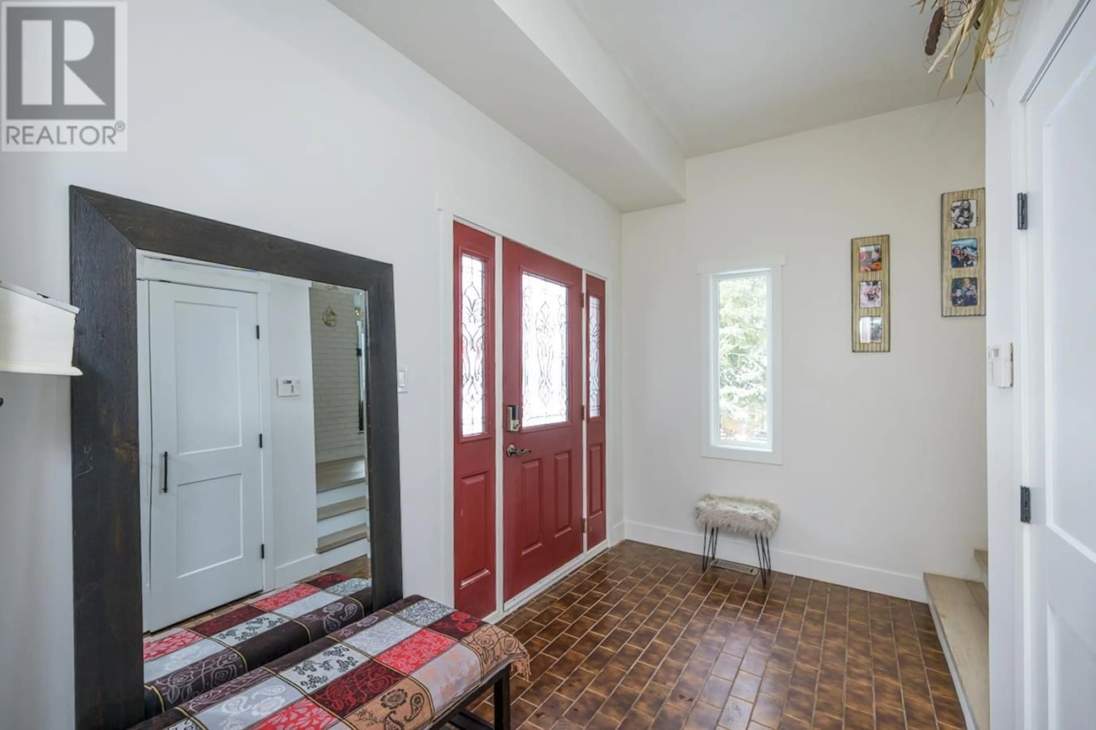 Indoor foyer for 2502 LAURENTIAN PLACE, Prince George British Columbia V2N1Z3