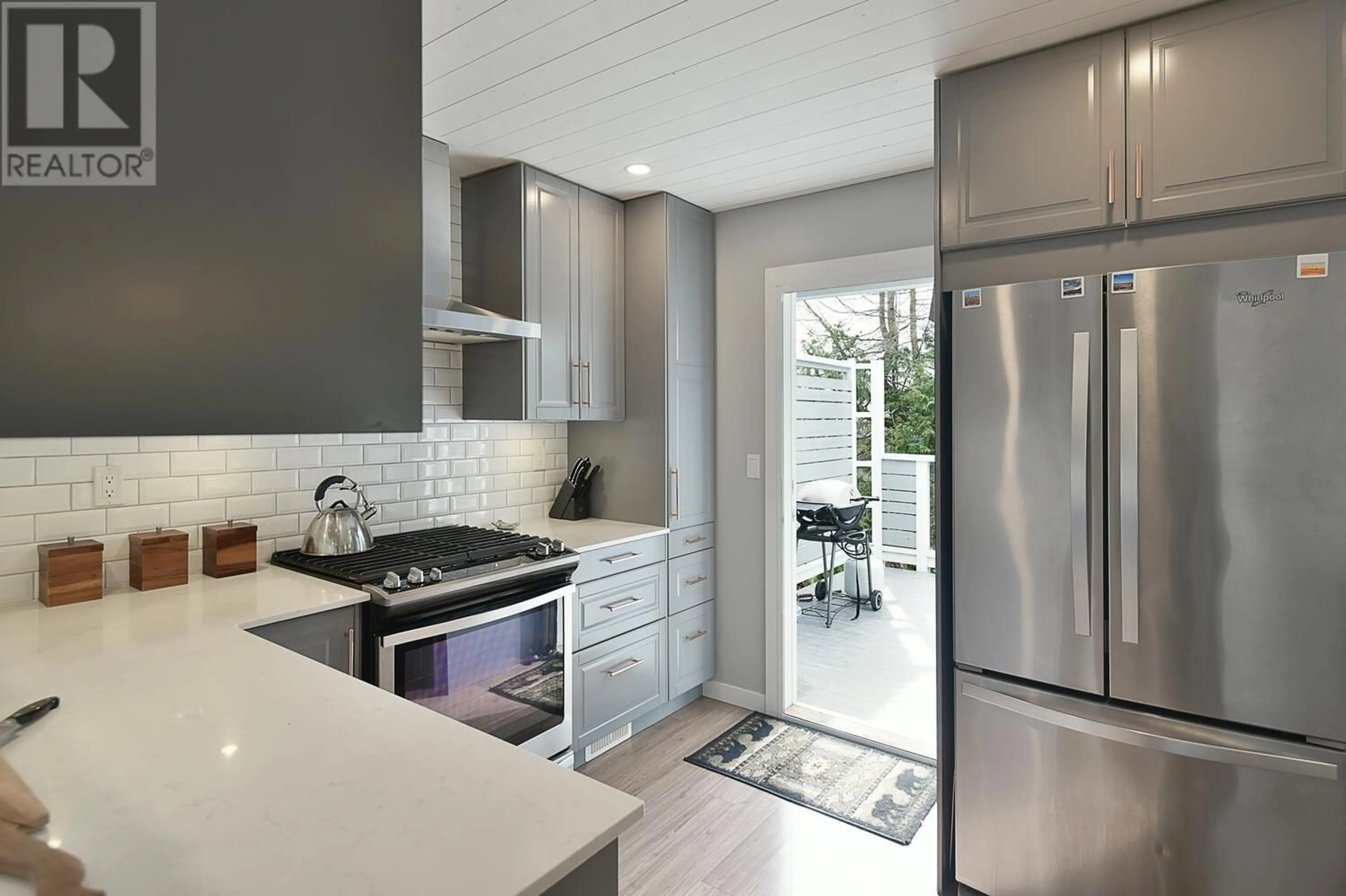 Contemporary kitchen, ceramic/tile floor for 5460 CARNABY PLACE, Sechelt British Columbia V7Z0M3