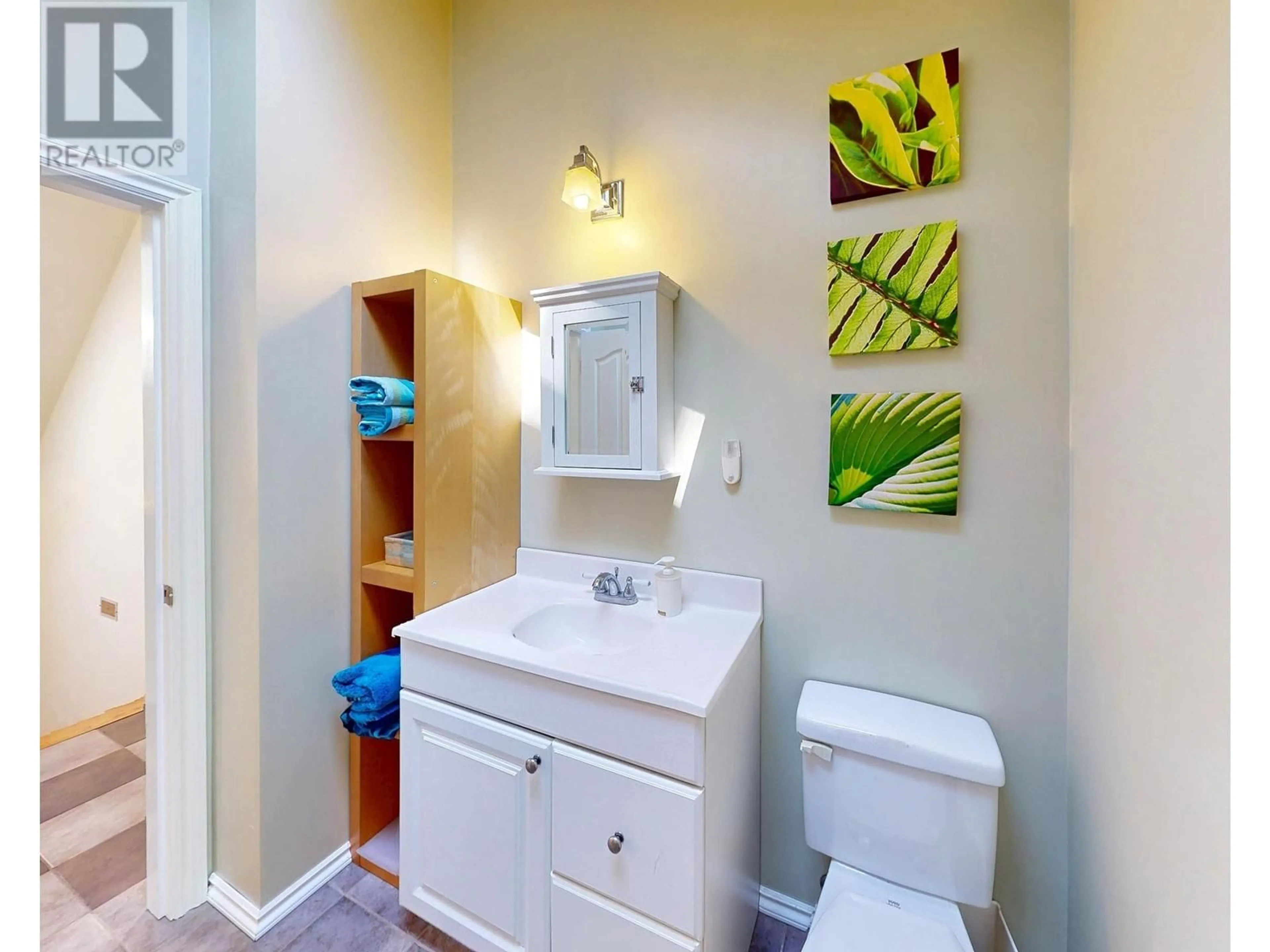 Standard bathroom, ceramic/tile floor for 2847 BRIANS WAY, Other Islands British Columbia V8A2G0