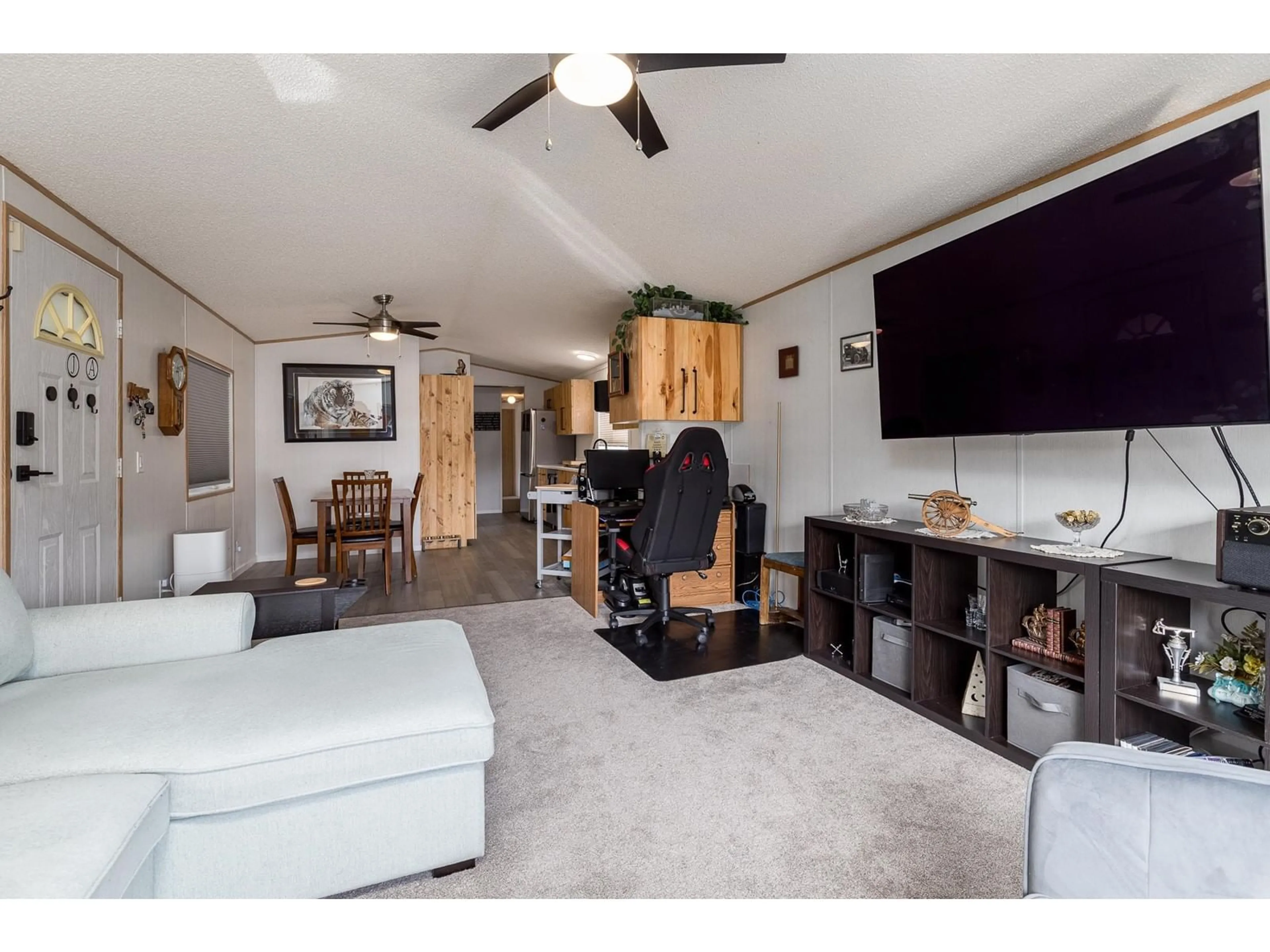 Living room with furniture, unknown for 2103 TYNE, Surrey British Columbia V4A5K6