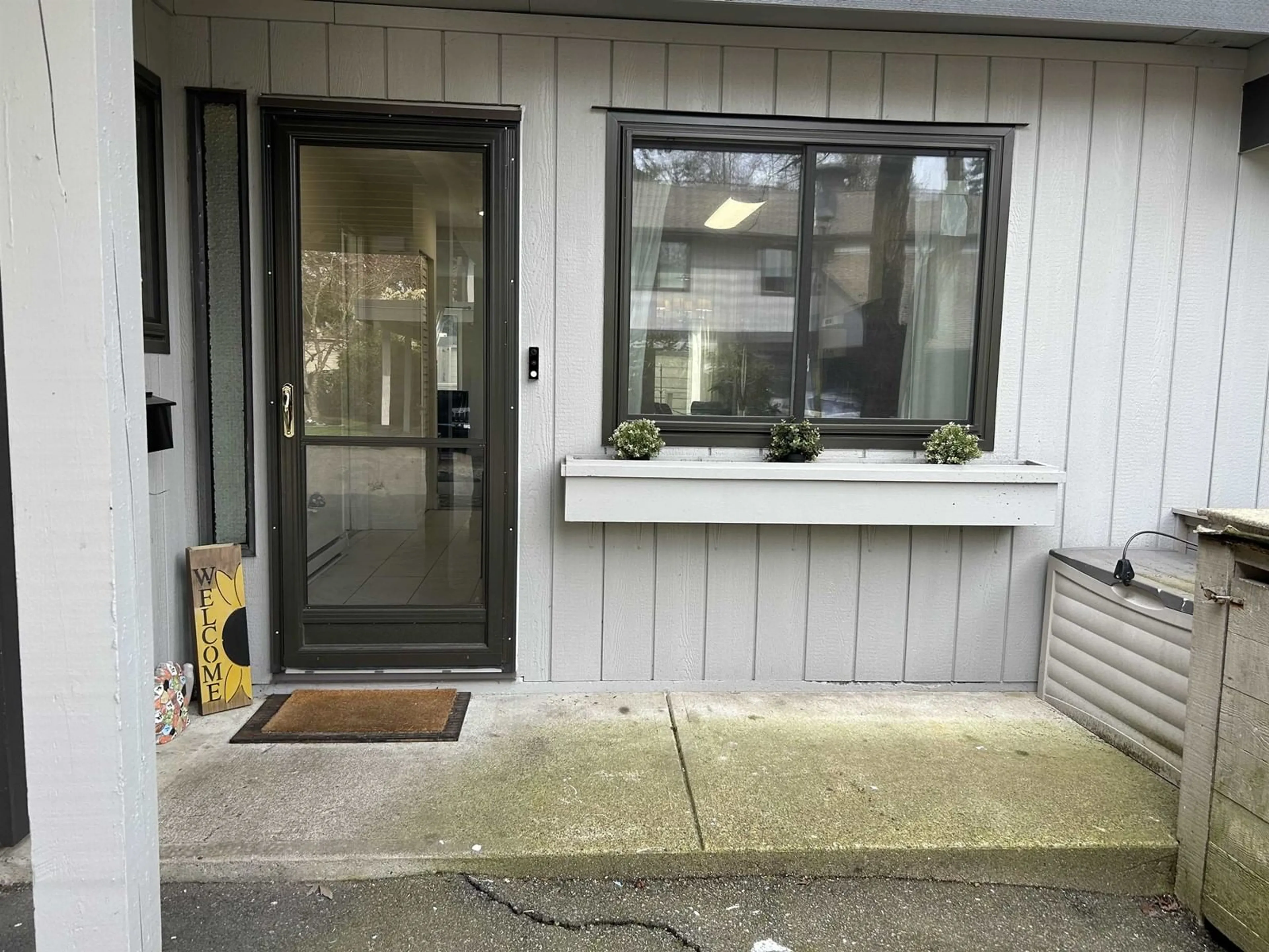 Indoor entryway for 100 - 6622 BAKER, Delta British Columbia V4E2V1