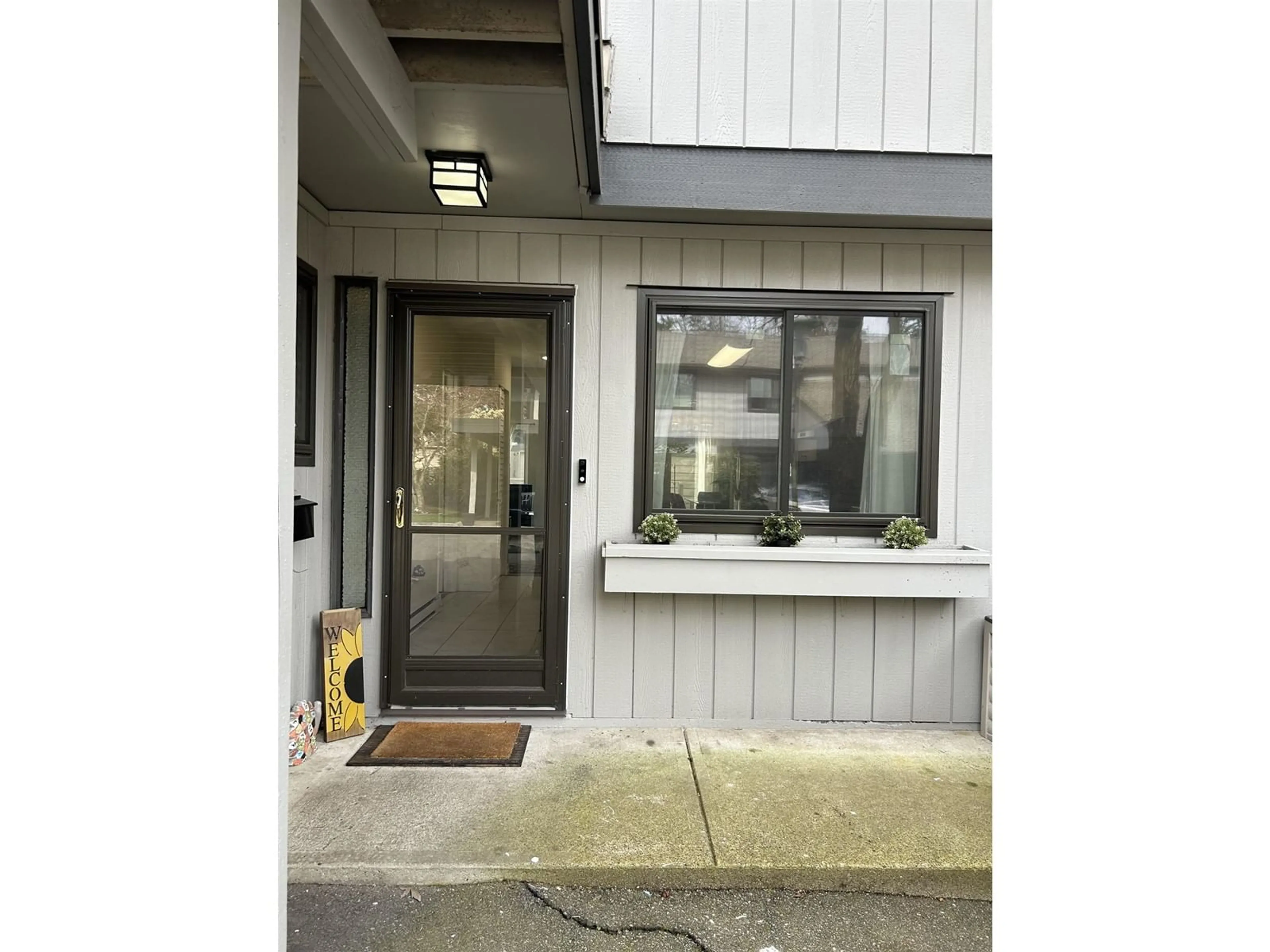 Indoor entryway for 100 - 6622 BAKER, Delta British Columbia V4E2V1