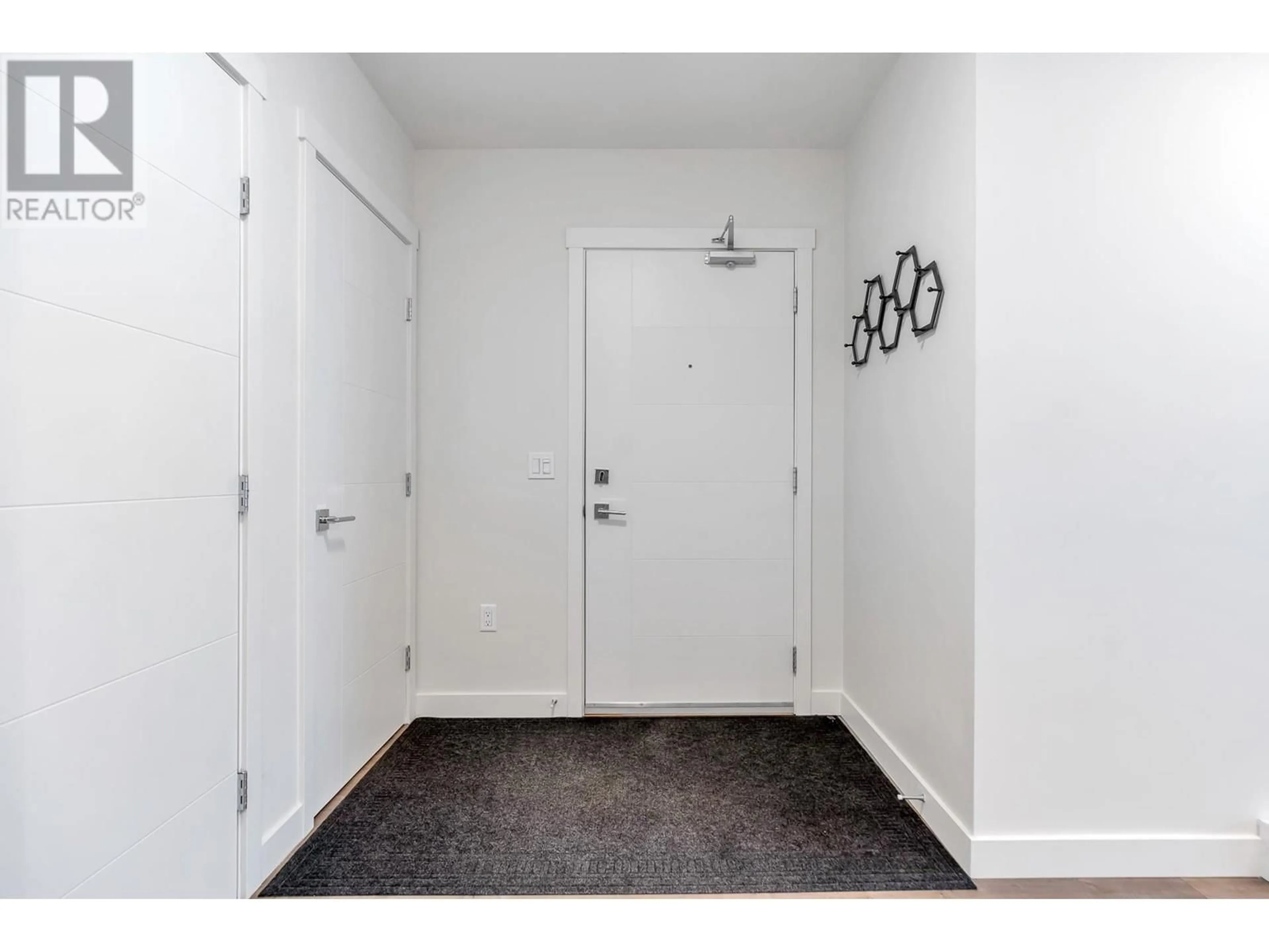 Indoor entryway for 611 - 707 COMO LAKE AVENUE, Coquitlam British Columbia V3J0J5