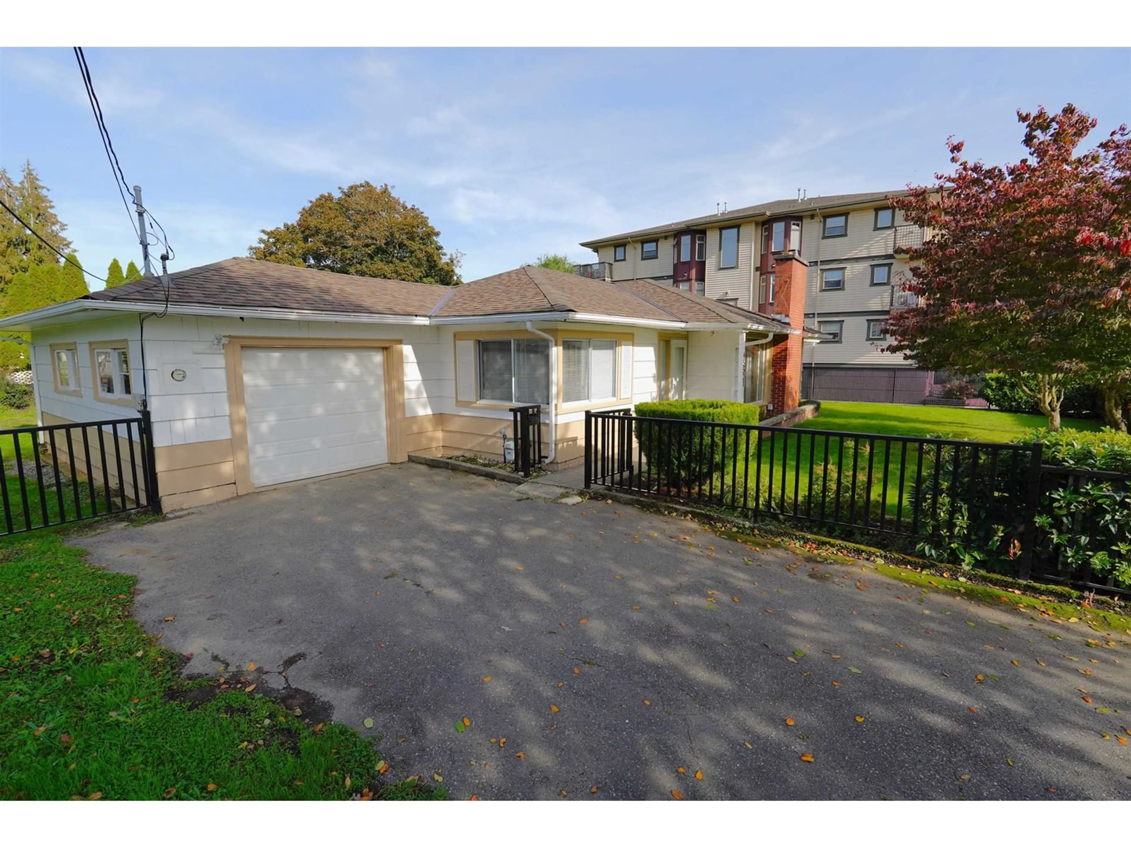 A pic from outside/outdoor area/front of a property/back of a property/a pic from drone, street for 45521 SPADINA AVENUE, Chilliwack British Columbia V2P1V2