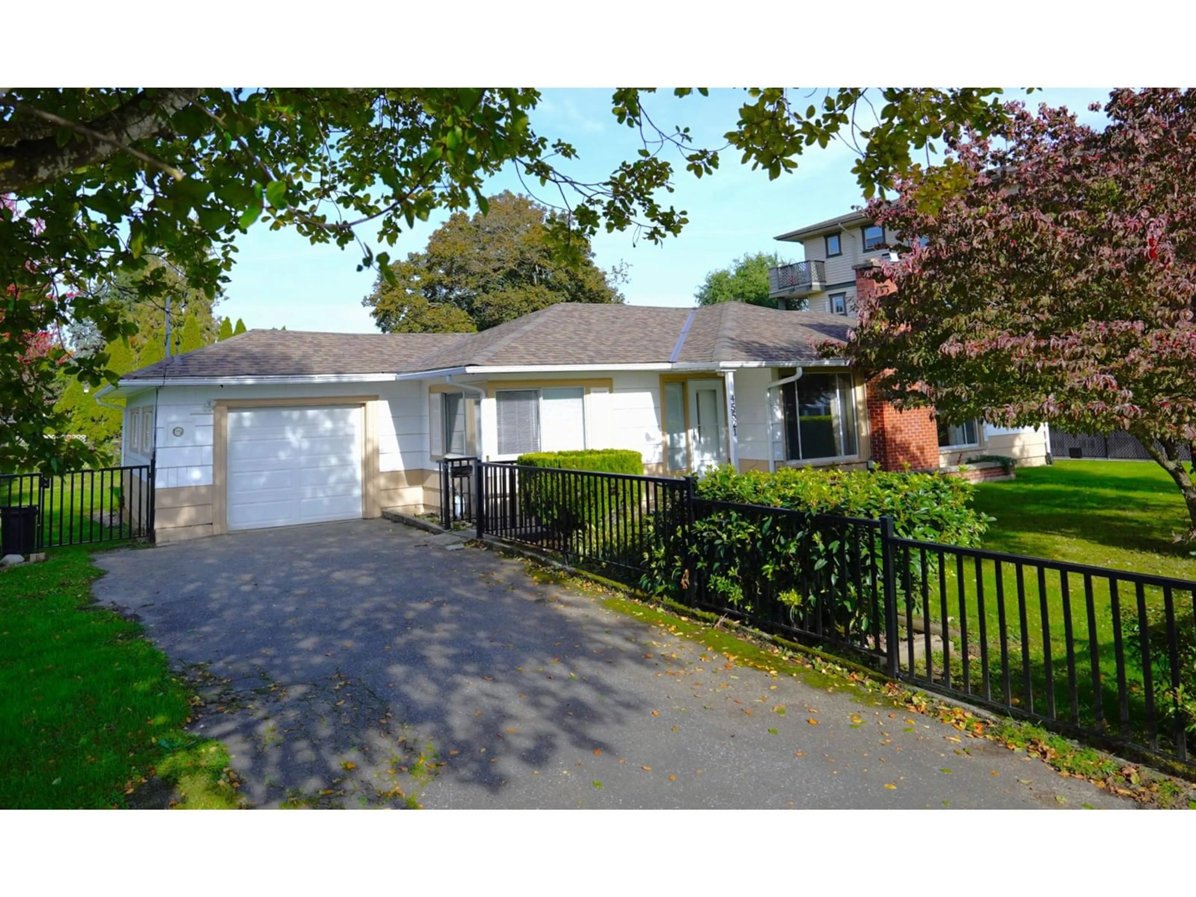 A pic from outside/outdoor area/front of a property/back of a property/a pic from drone, street for 45521 SPADINA AVENUE, Chilliwack British Columbia V2P1V2