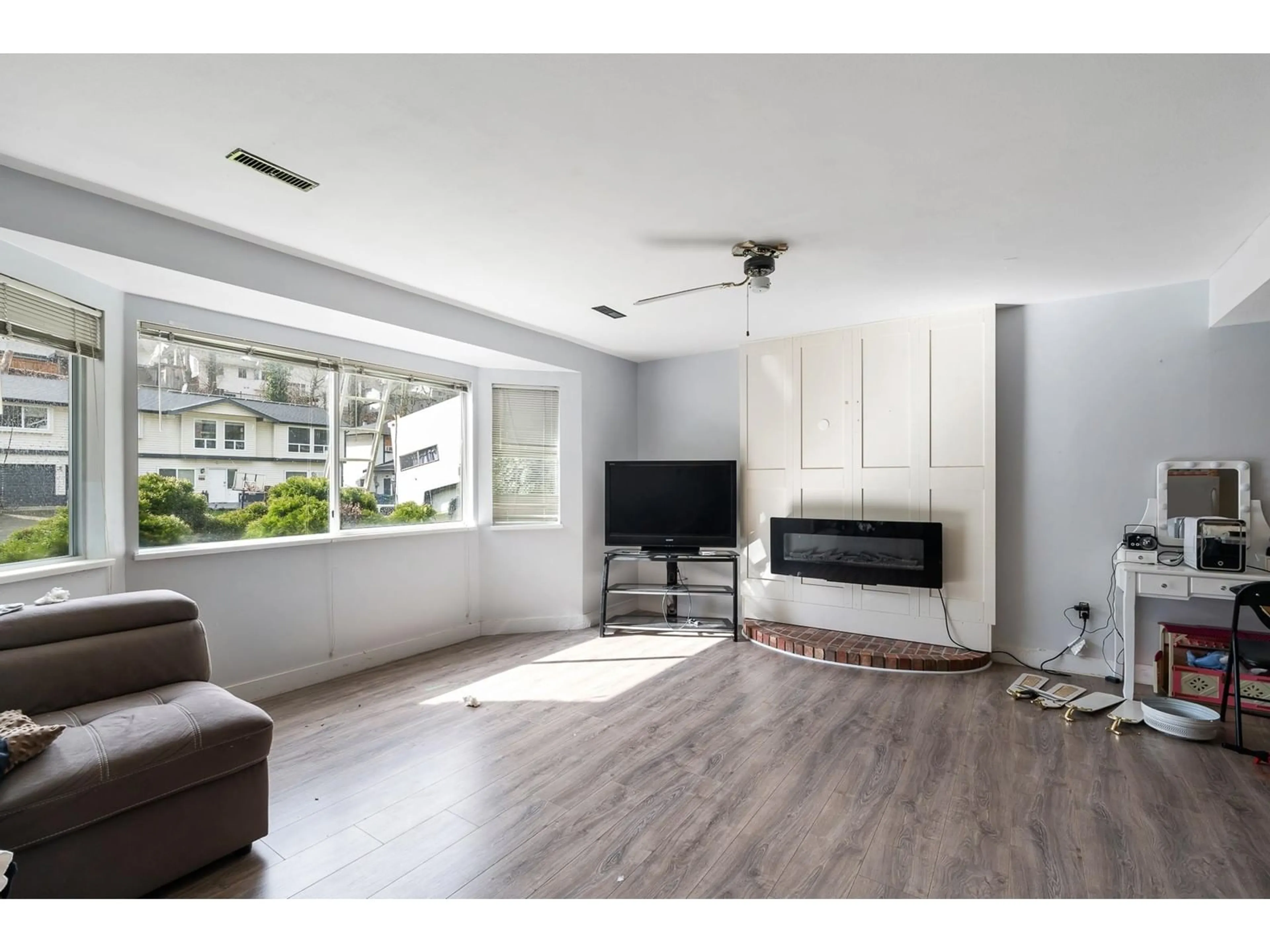 Living room with furniture, unknown for 2300 HARPER, Abbotsford British Columbia V3G2B2