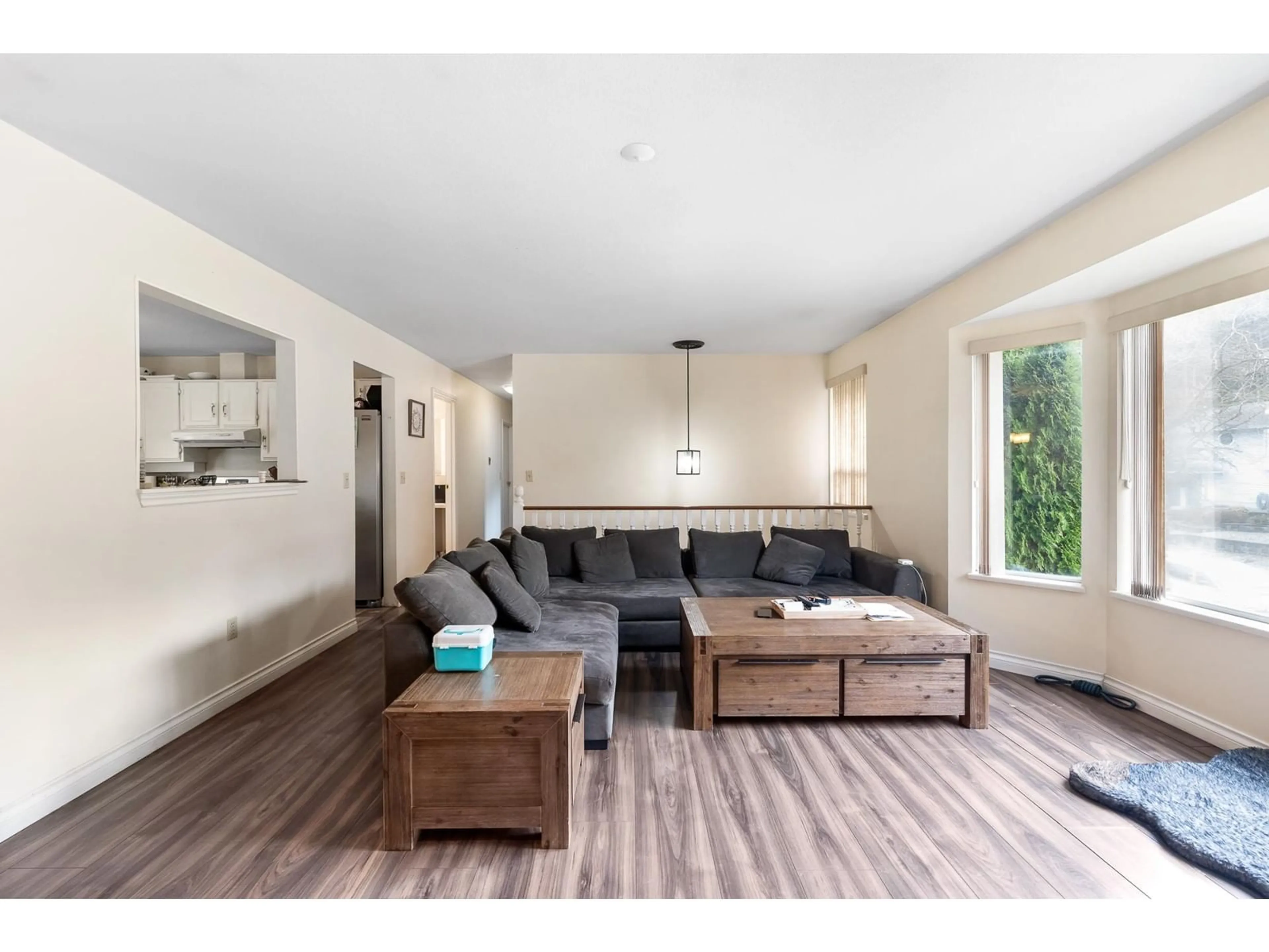 Living room with furniture, wood/laminate floor for 2300 HARPER, Abbotsford British Columbia V3G2B2