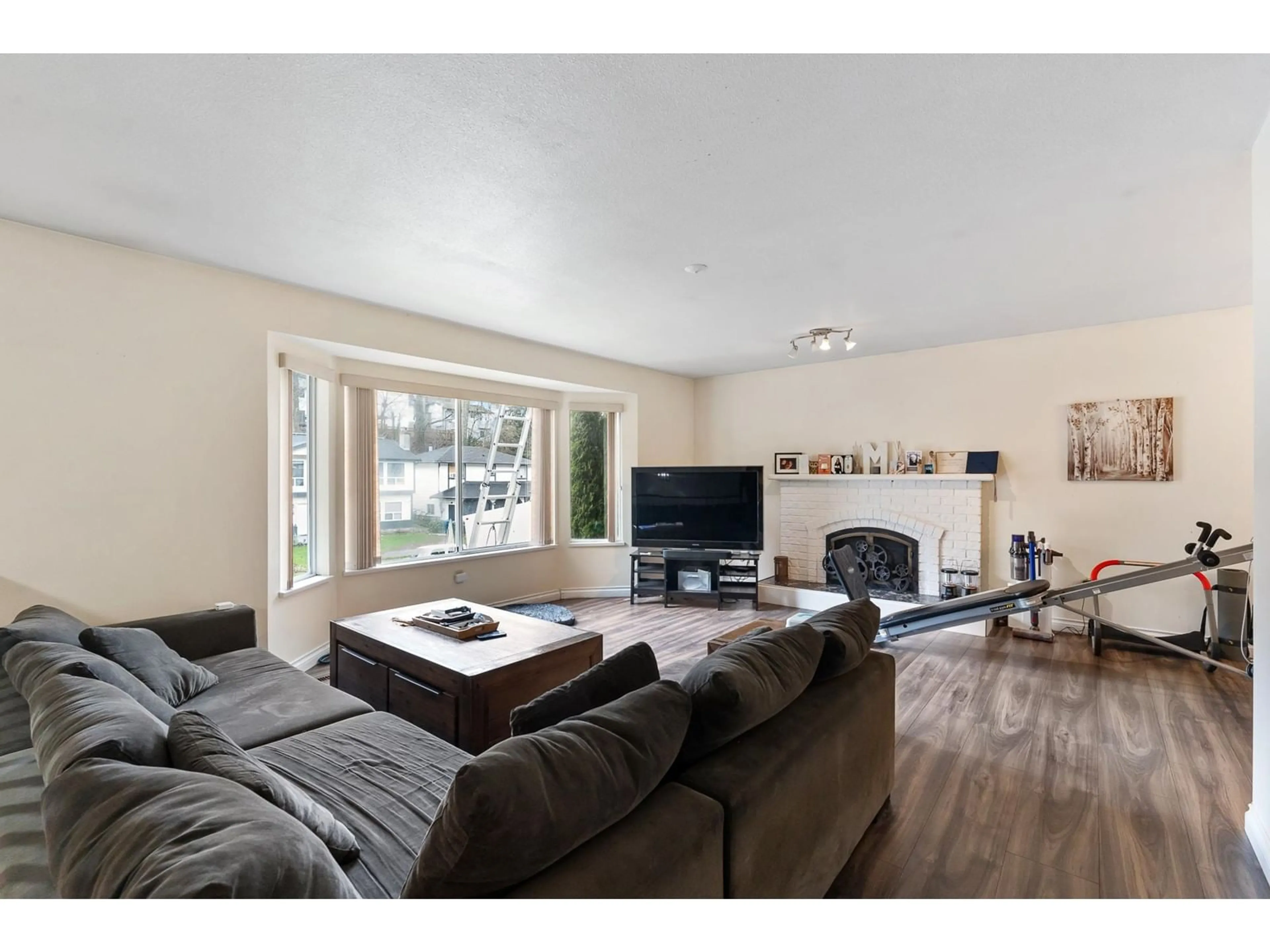 Living room with furniture, wood/laminate floor for 2300 HARPER, Abbotsford British Columbia V3G2B2