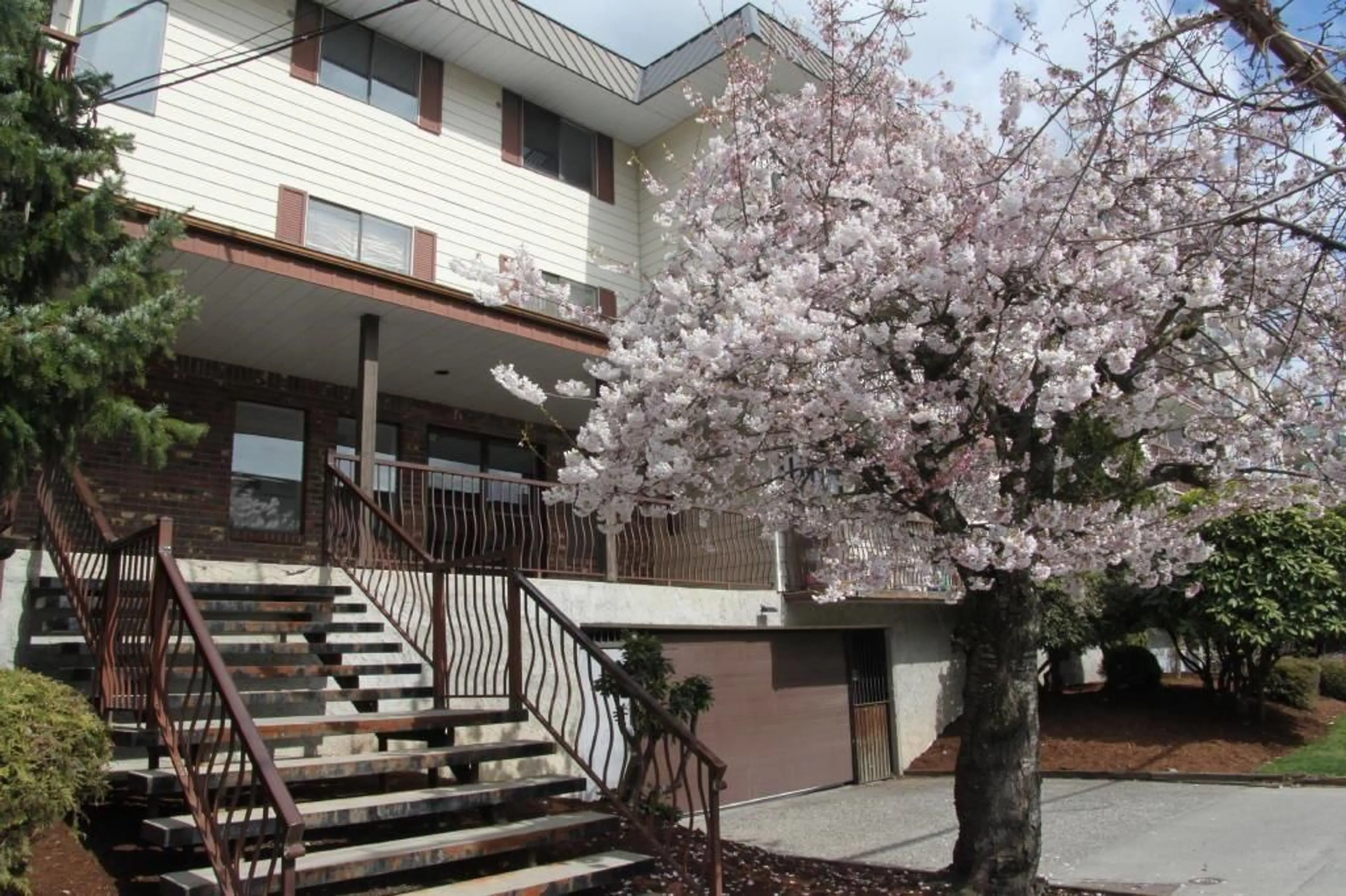 Patio, street for 209 - 45749 SPADINA AVENUE, Chilliwack British Columbia V2P1T5