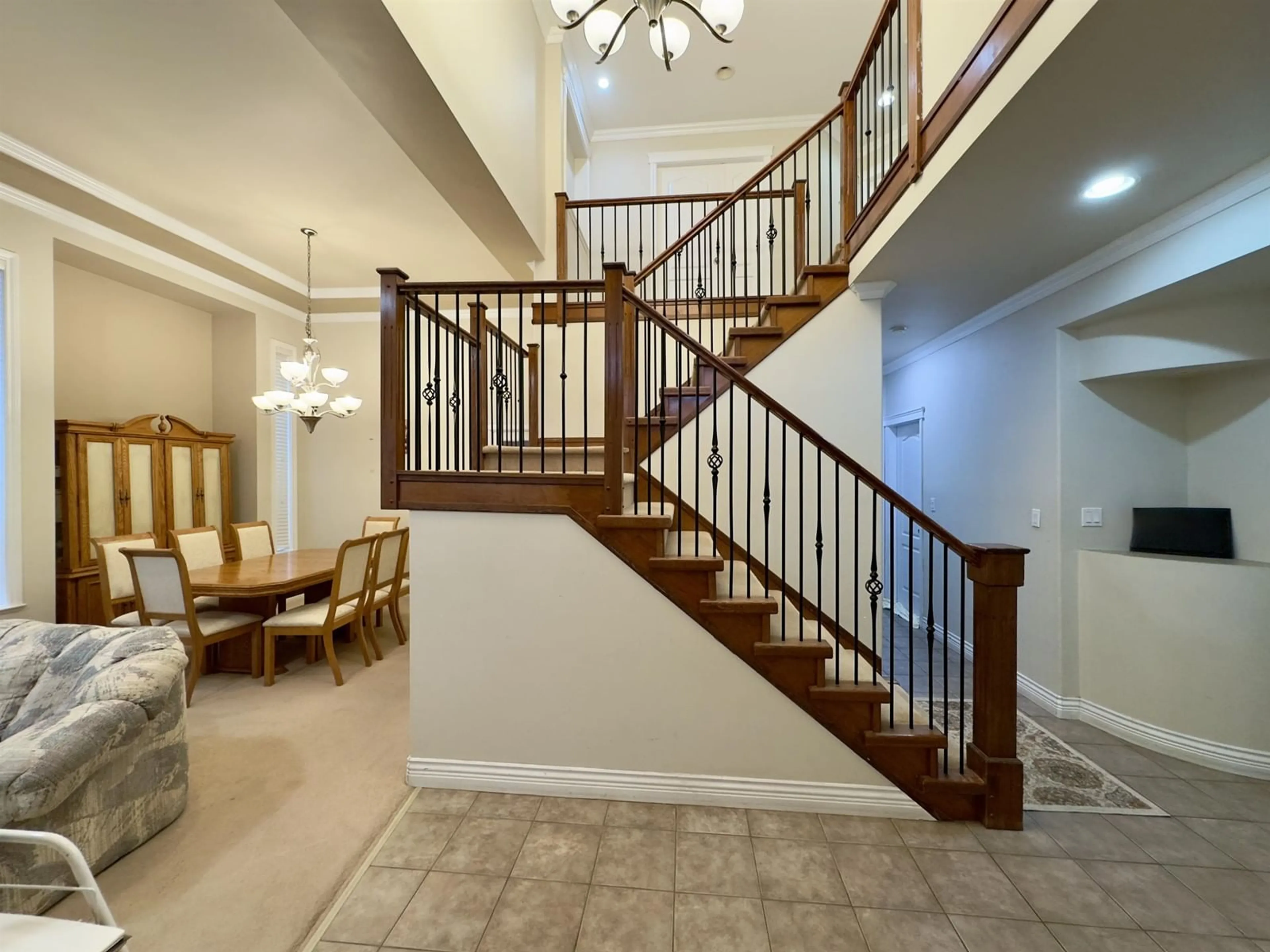 Indoor foyer for 14496 74, Surrey British Columbia V3S0N1