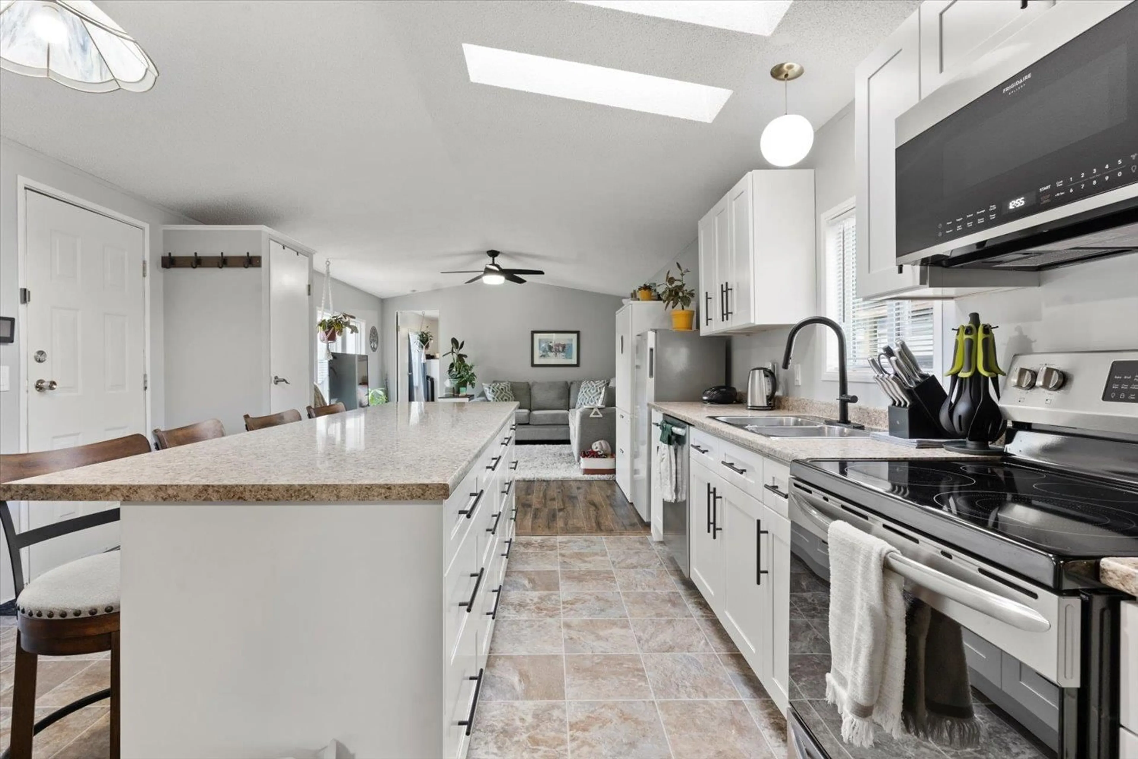 Open concept kitchen, ceramic/tile floor for 56 - 5742 UNSWORTH ROAD, Chilliwack British Columbia V2R3A1