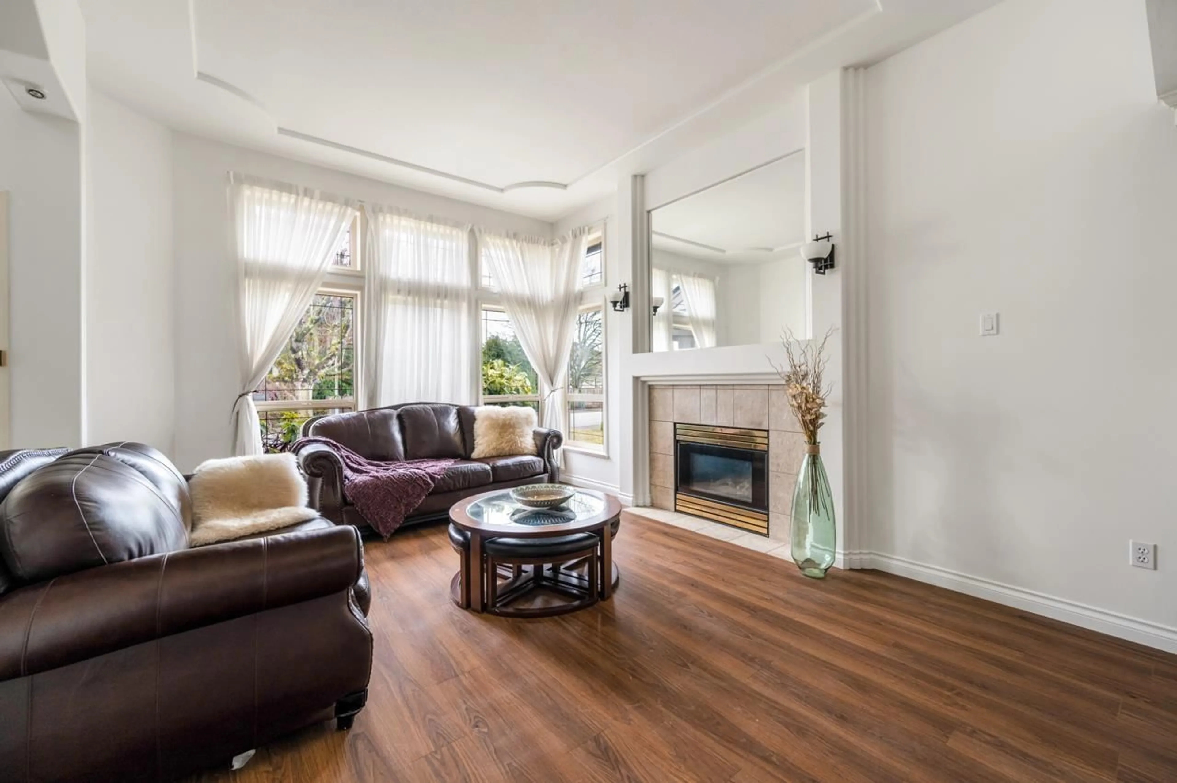 Living room with furniture, wood/laminate floor for 16051 110TH, Surrey British Columbia V4N1R1