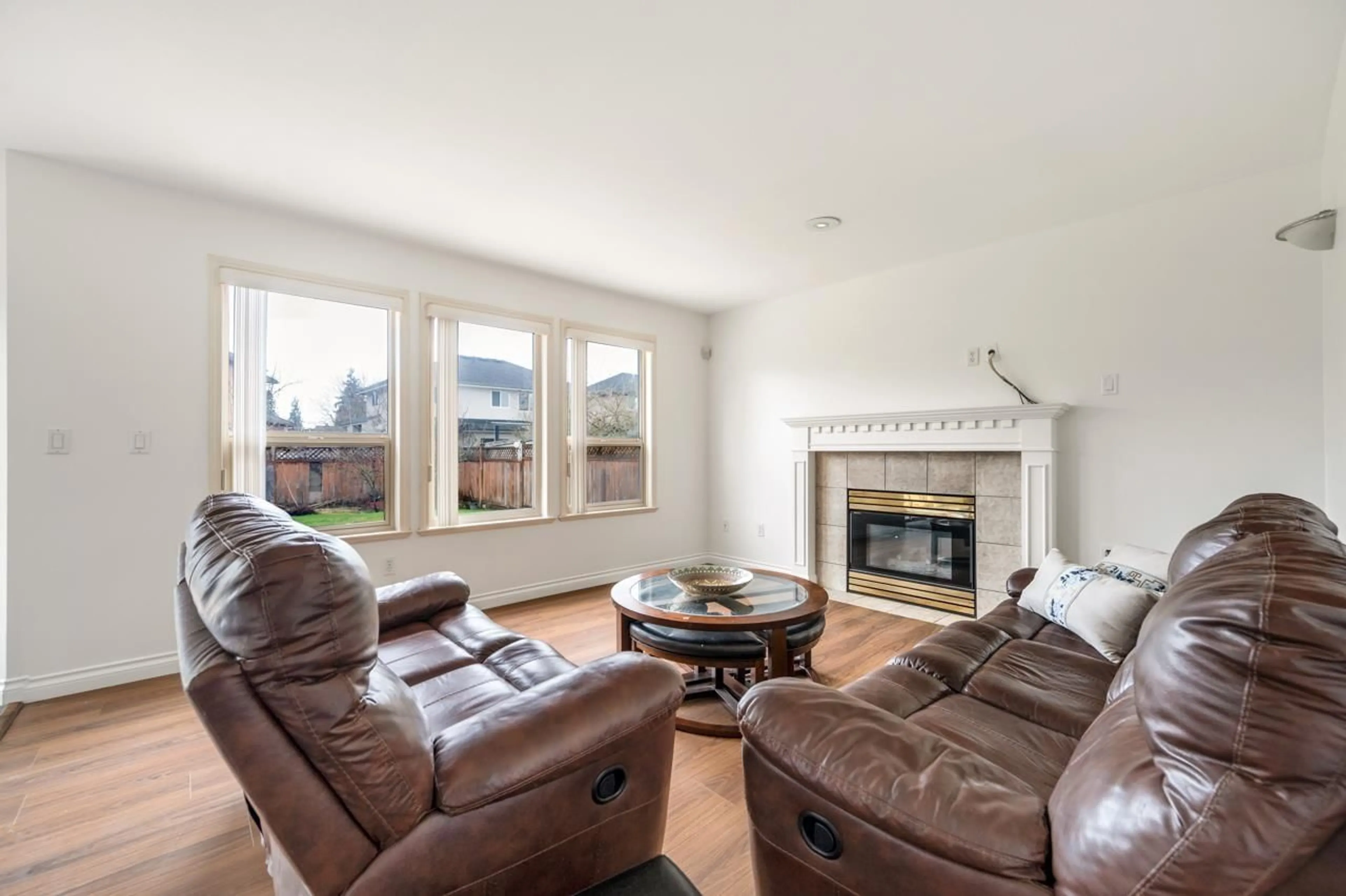 Living room with furniture, unknown for 16051 110TH, Surrey British Columbia V4N1R1