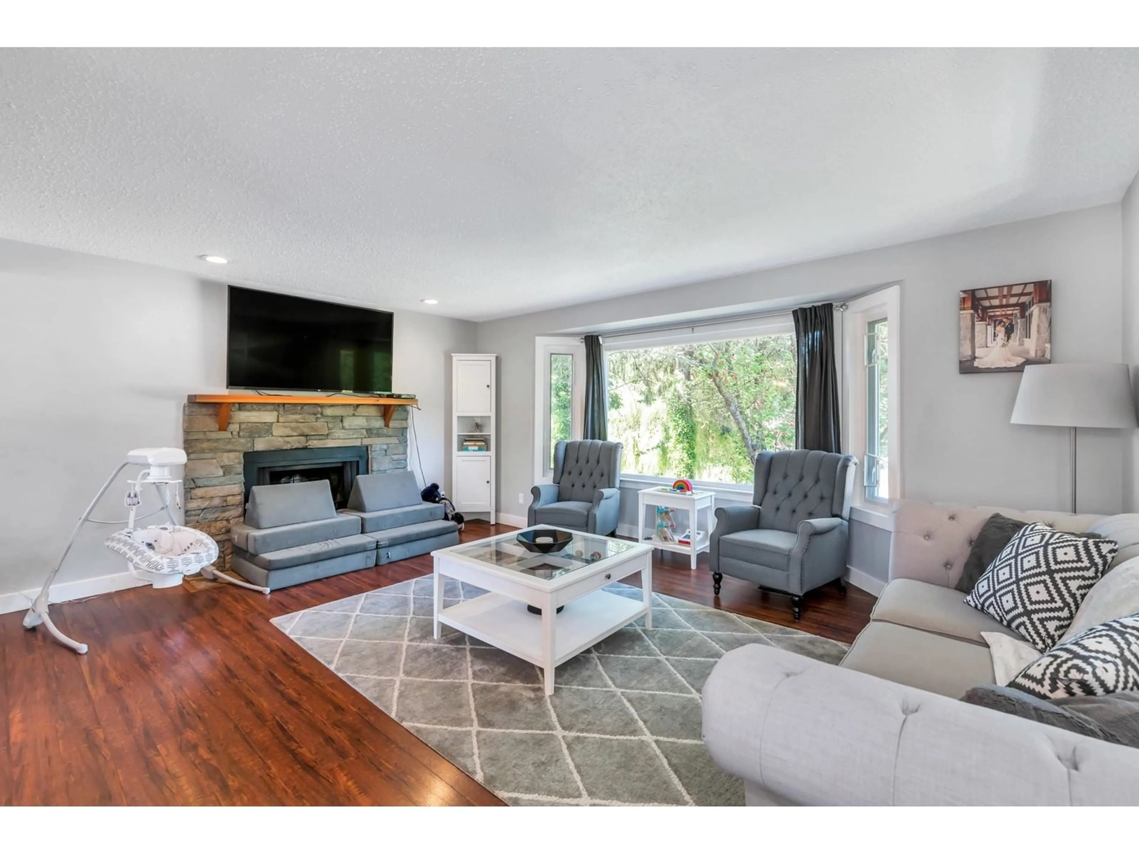 Living room with furniture, wood/laminate floor for 7636 HORNE, Mission British Columbia V2V3Y9
