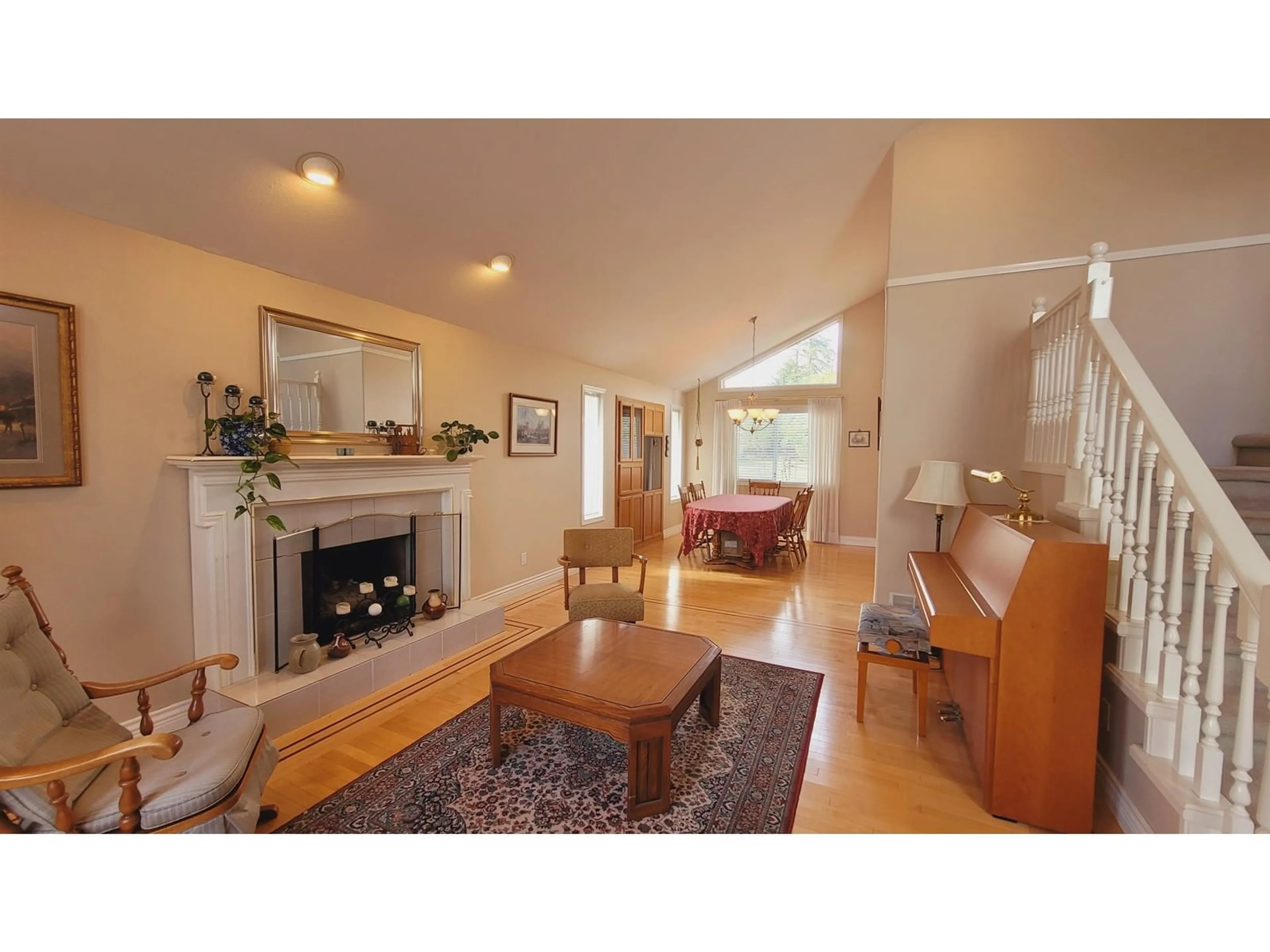 Living room with furniture, wood/laminate floor for 32073 CLINTON, Abbotsford British Columbia V2T5B7