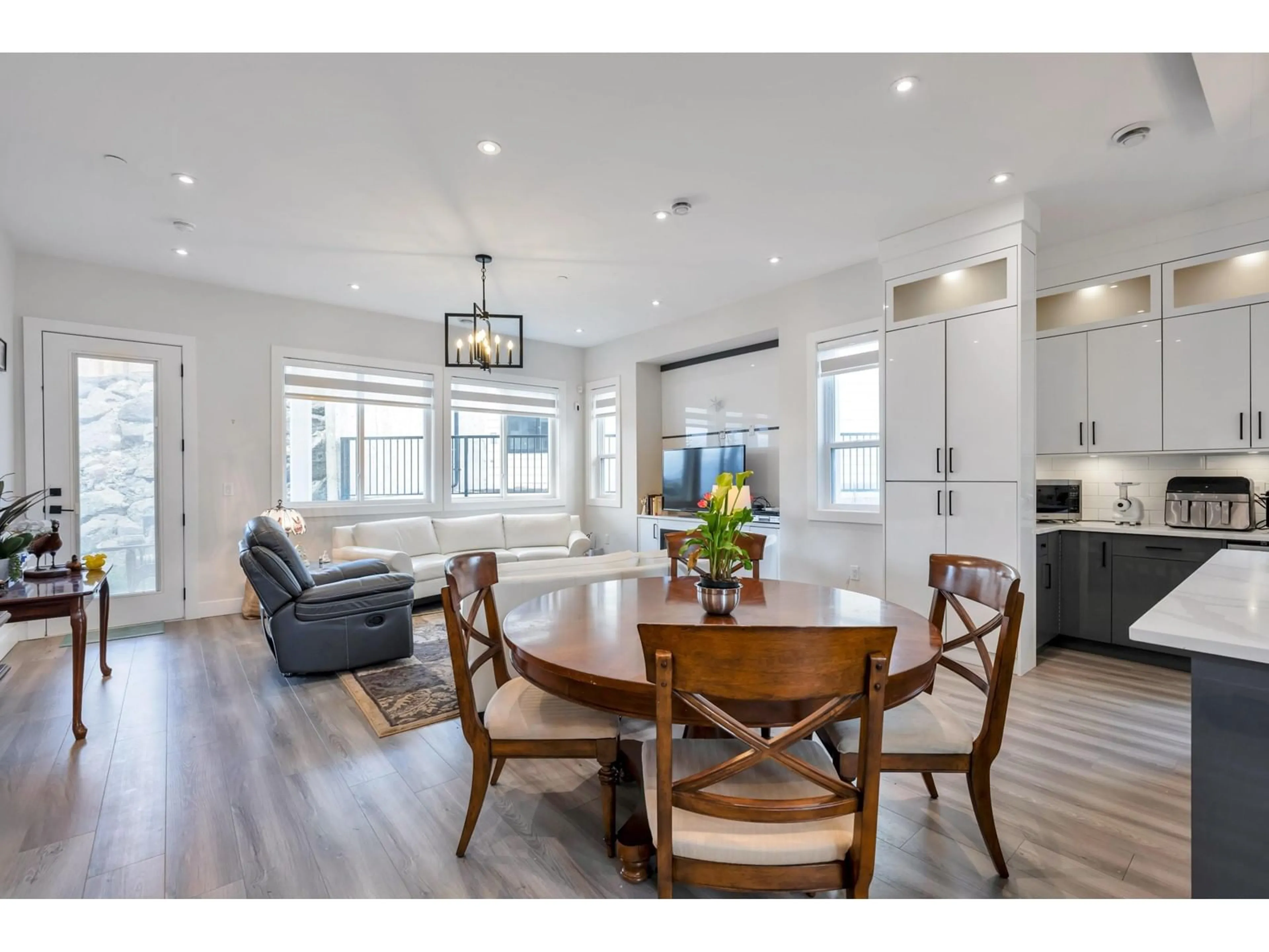 Open concept kitchen, wood/laminate floor for 46077 CRESTVIEW DRIVE, Chilliwack British Columbia V2R6G4