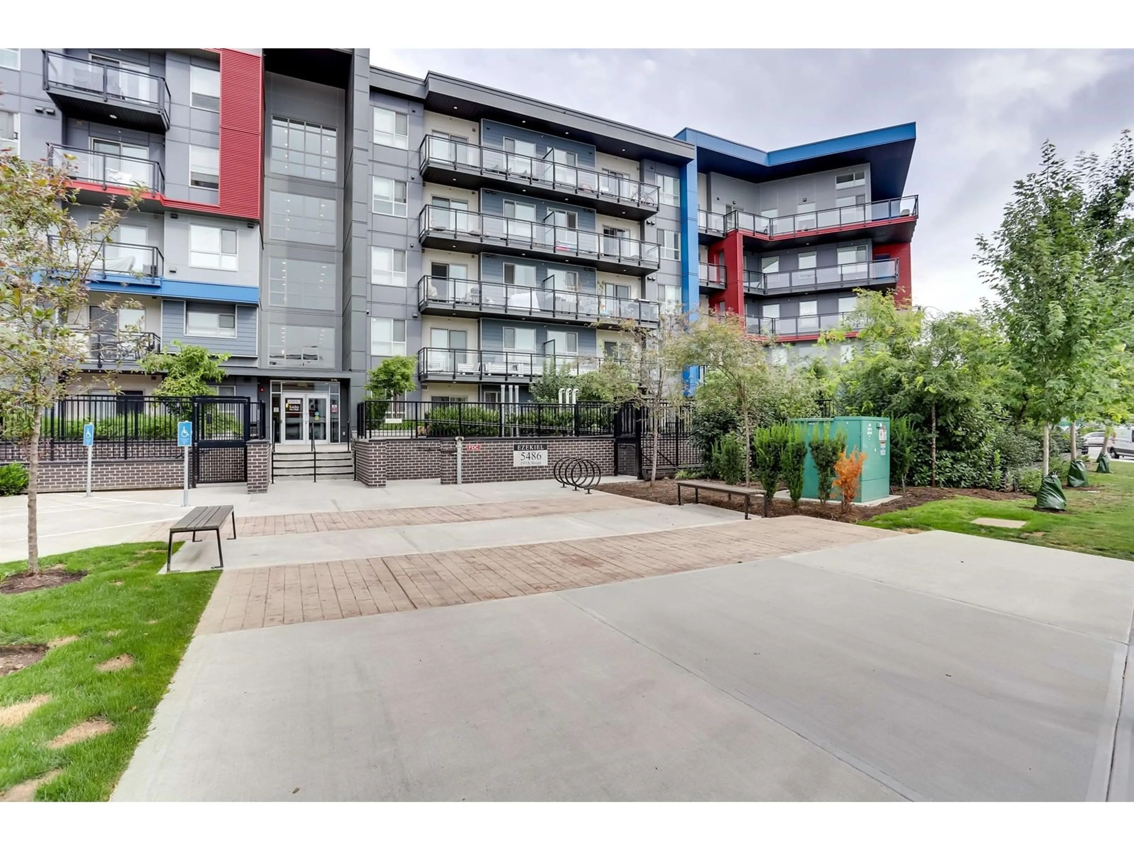 A pic from outside/outdoor area/front of a property/back of a property/a pic from drone, unknown for 514 - 5486 199A, Langley British Columbia V3A0N6