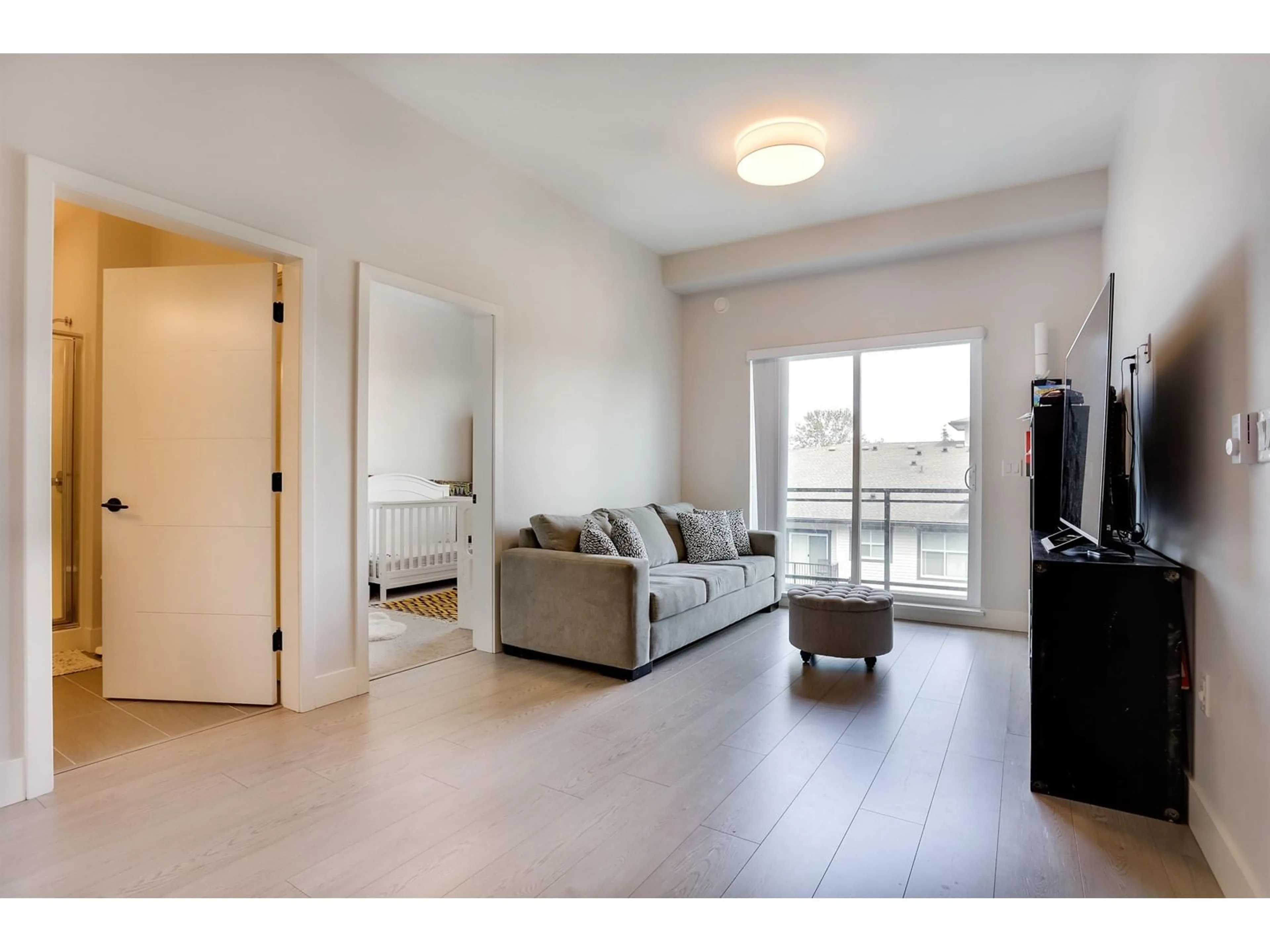Living room with furniture, wood/laminate floor for 514 - 5486 199A, Langley British Columbia V3A0N6