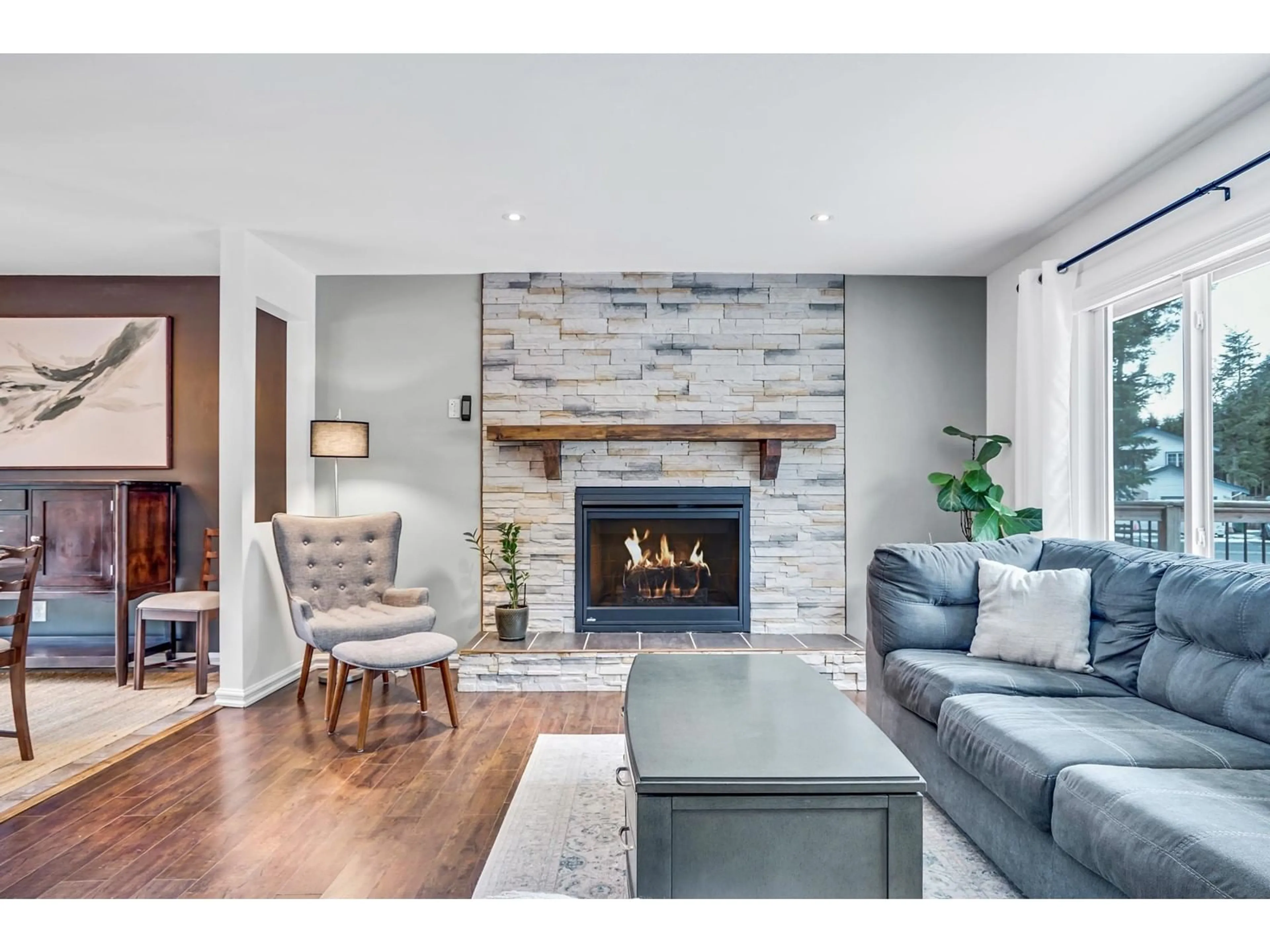 Living room with furniture, wood/laminate floor for 841 ANGUS PLACE, Harrison Hot Springs British Columbia V0M1K0