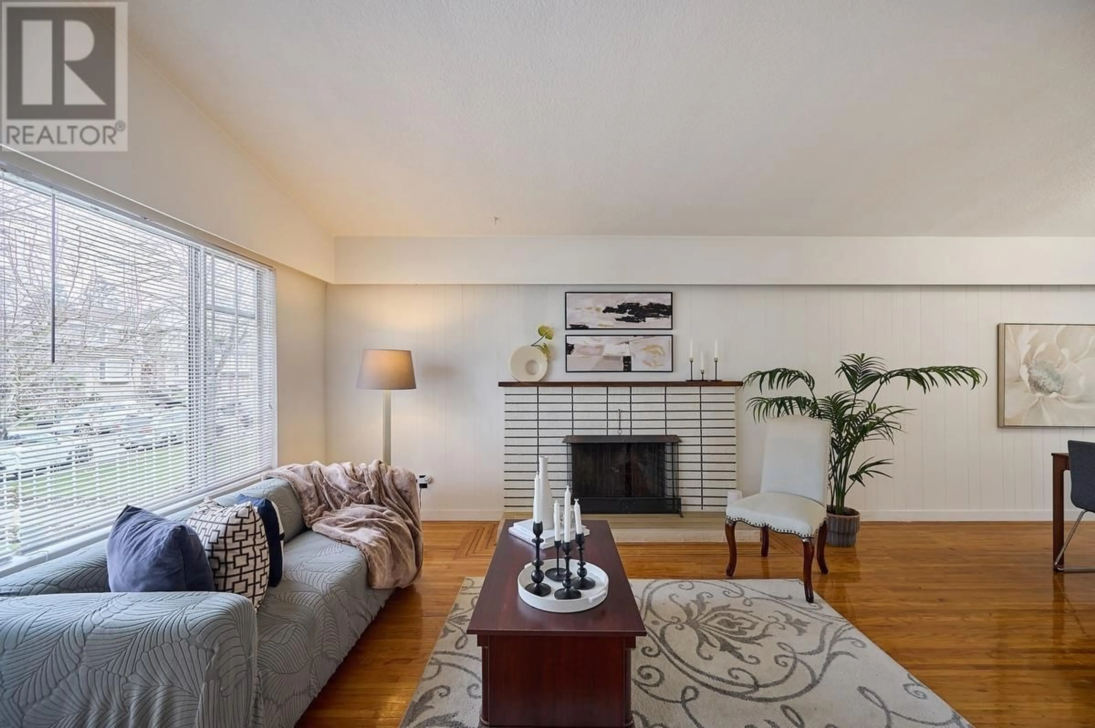 Living room with furniture, wood/laminate floor for 6009 LANARK STREET, Vancouver British Columbia V5P2Y7