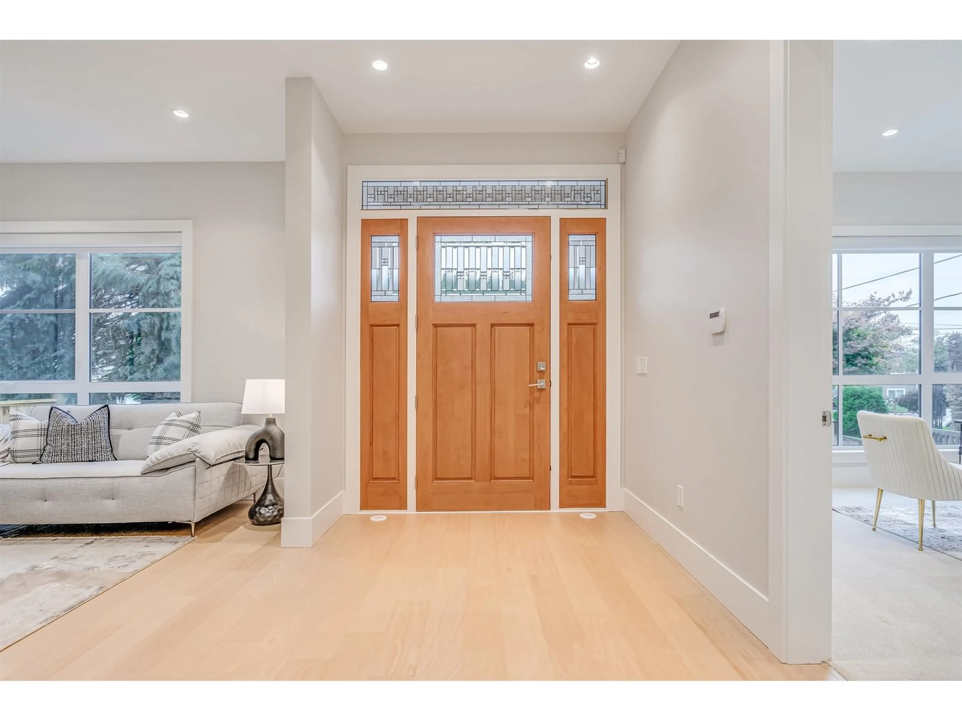 Indoor entryway for 15387 PACIFIC, White Rock British Columbia V4B1R3