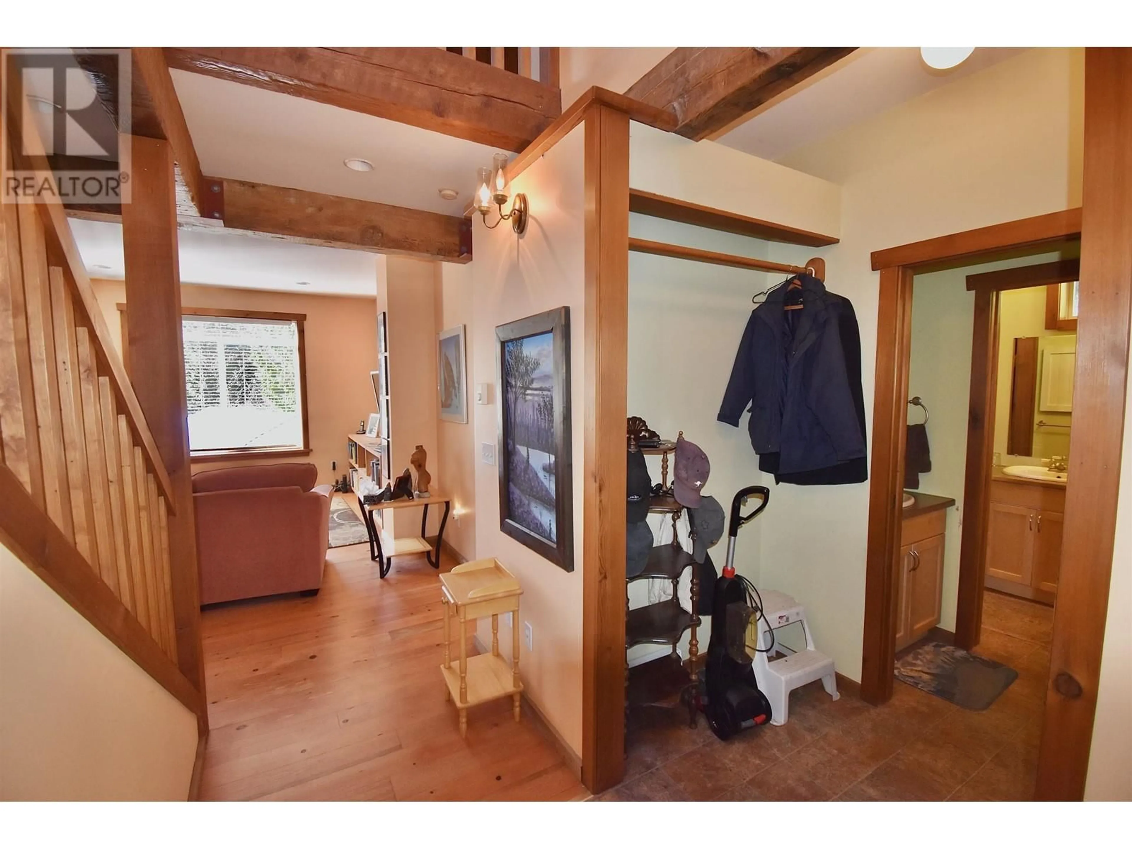 Indoor entryway for 331 HOUGH ROAD, Gibsons British Columbia V0N1V4