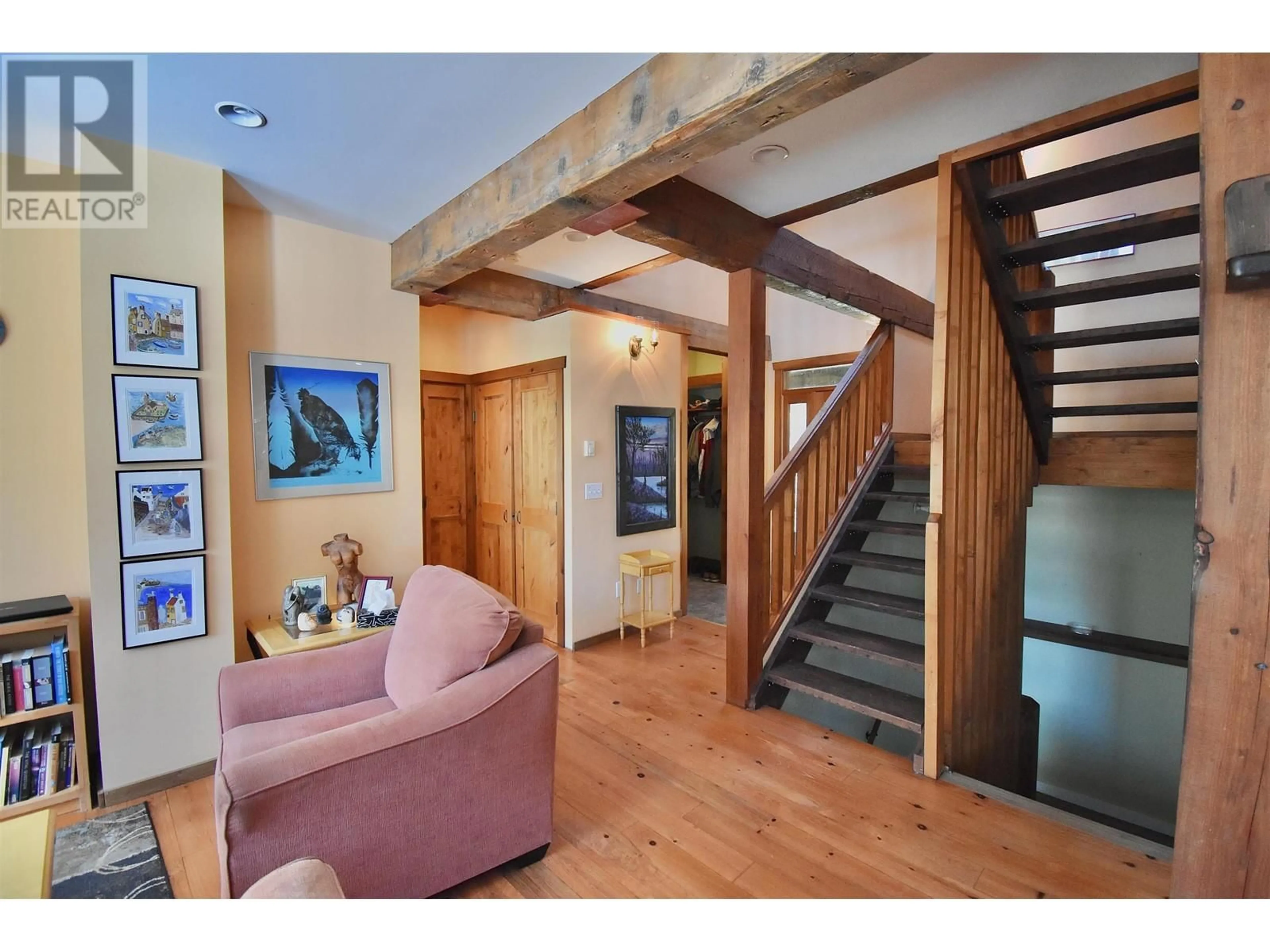Indoor entryway for 331 HOUGH ROAD, Gibsons British Columbia V0N1V4