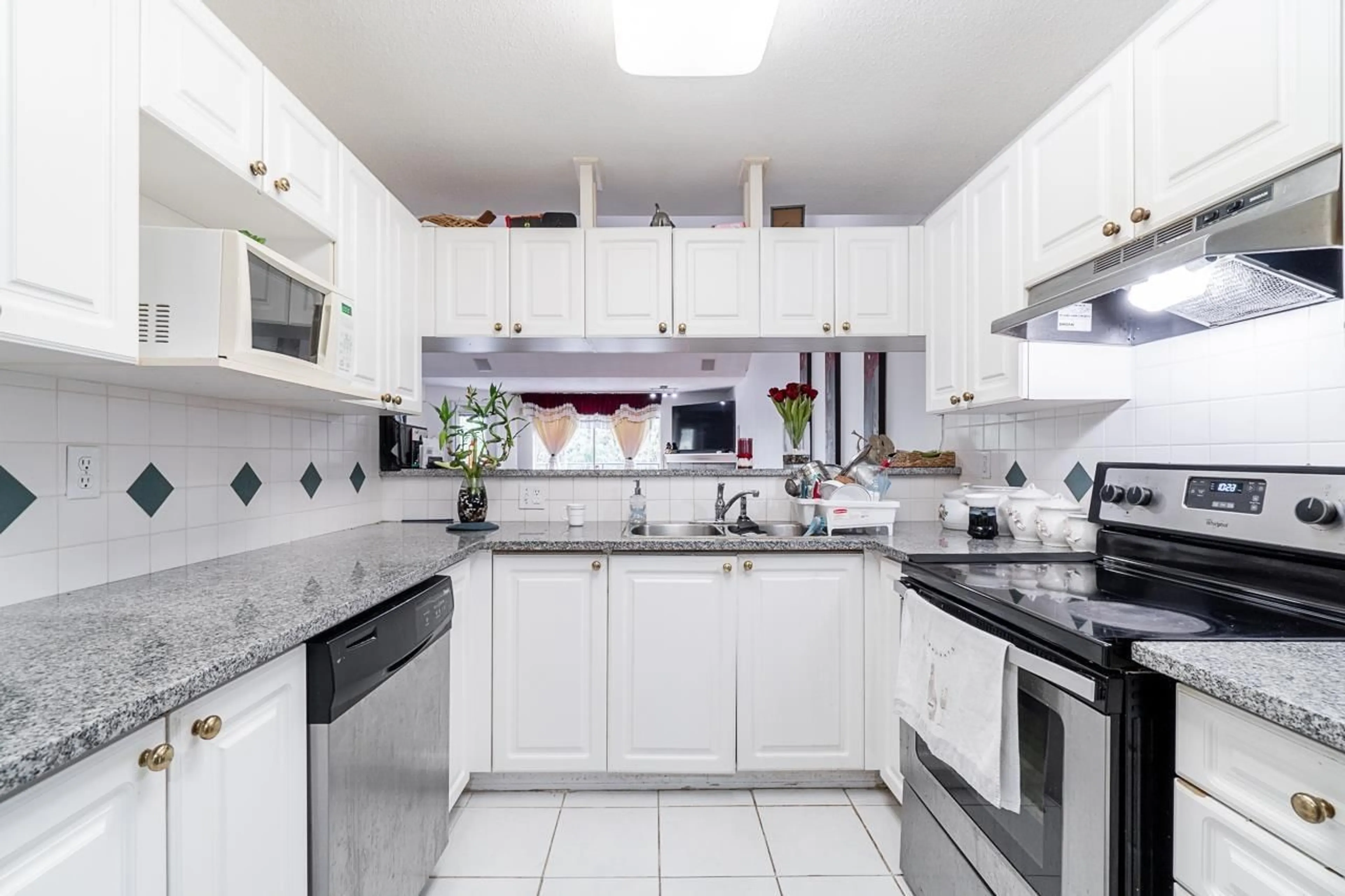 Standard kitchen, ceramic/tile floor for 11 - 13670 84, Surrey British Columbia V3W0T6
