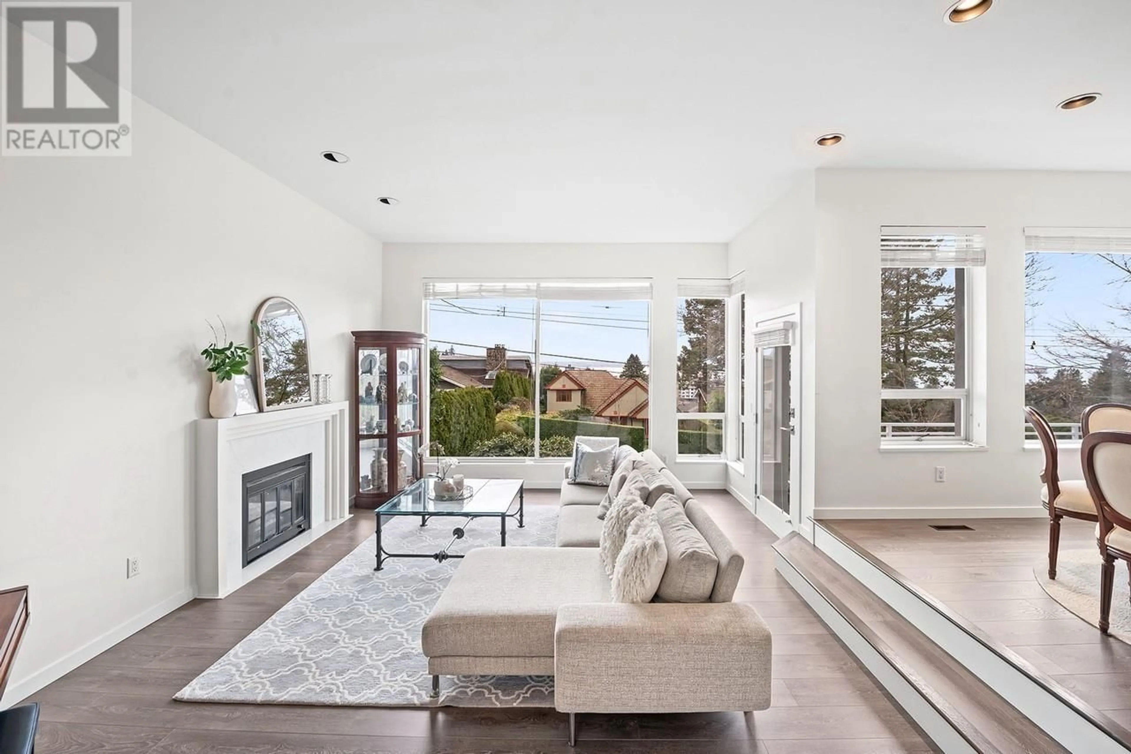 Living room with furniture, ceramic/tile floor for 2135 LAWSON AVENUE, West Vancouver British Columbia V7V2E1