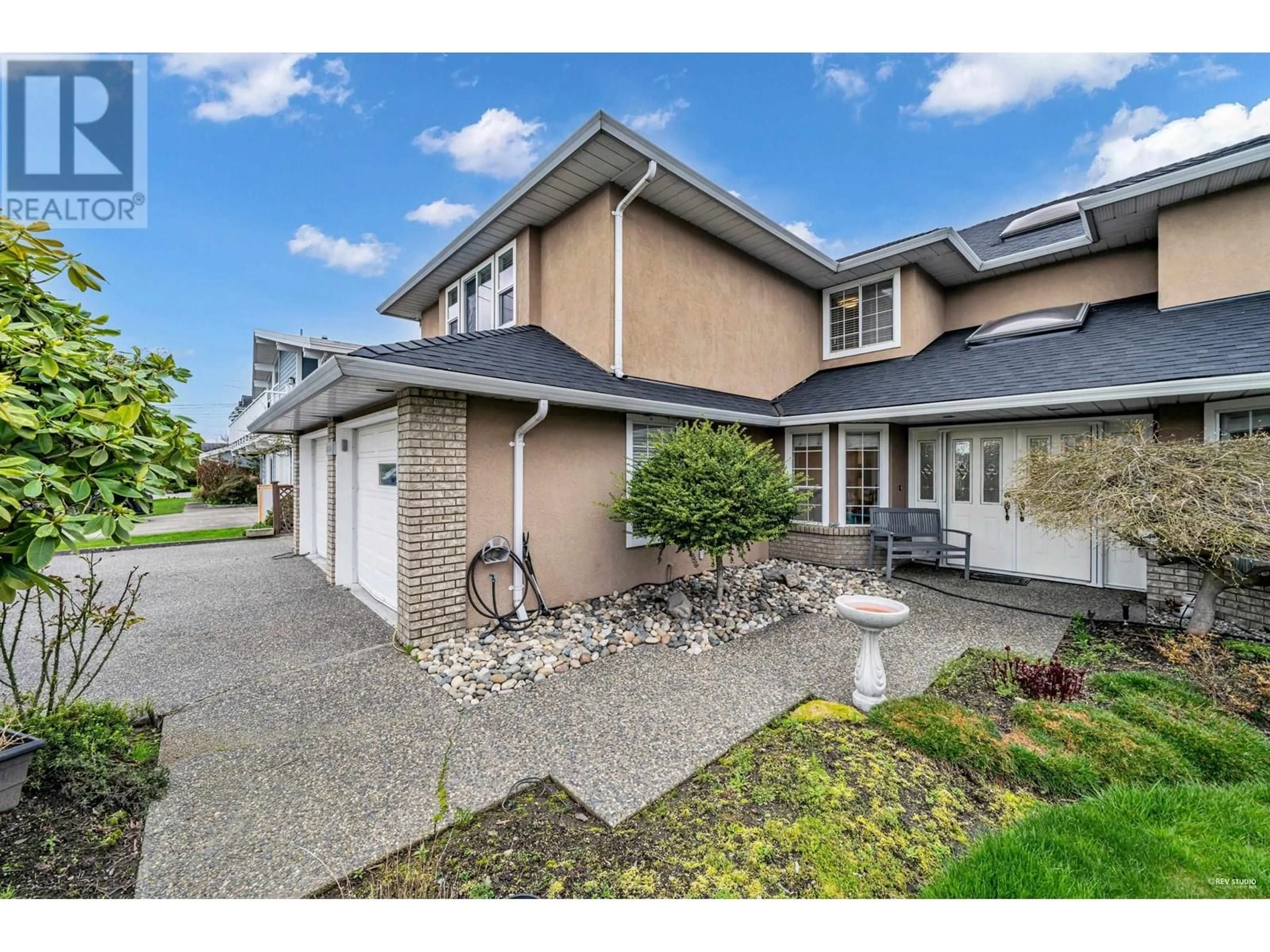 A pic from outside/outdoor area/front of a property/back of a property/a pic from drone, street for 6585 HOLLY PARK DRIVE, Delta British Columbia V4K4Y7
