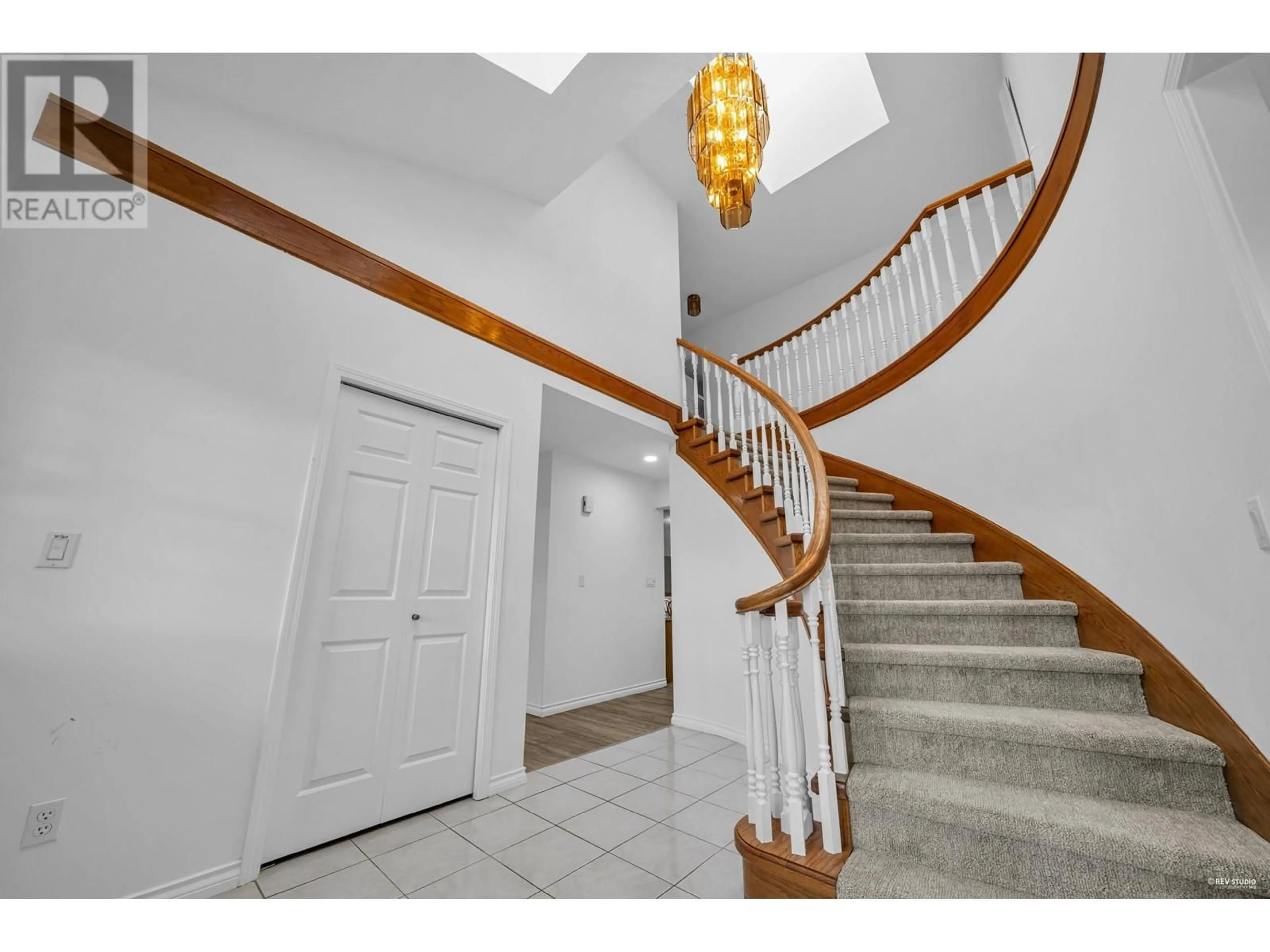 Indoor foyer for 6585 HOLLY PARK DRIVE, Delta British Columbia V4K4Y7