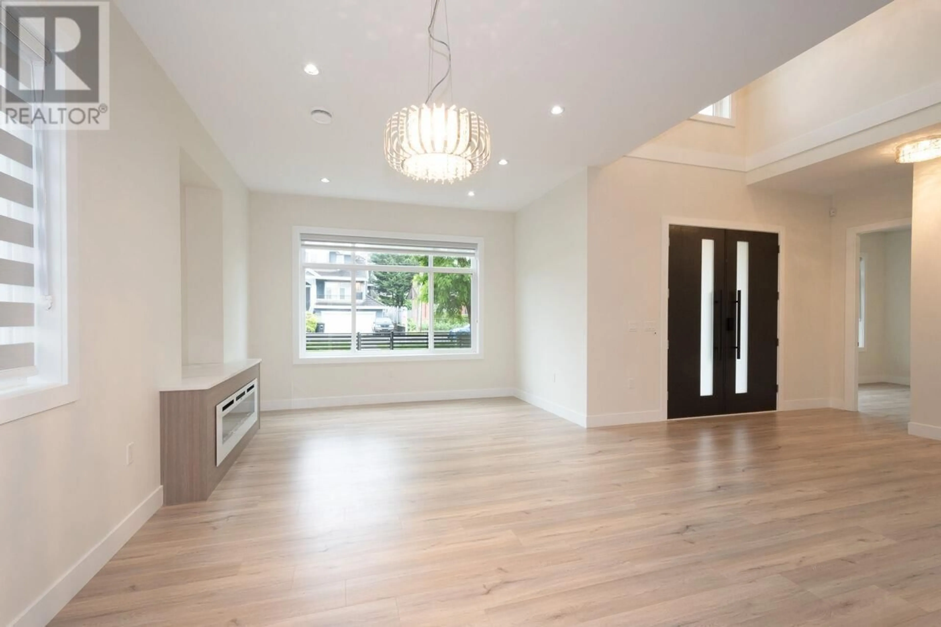 Indoor foyer for 8563 11TH AVENUE, Burnaby British Columbia V3N2P6