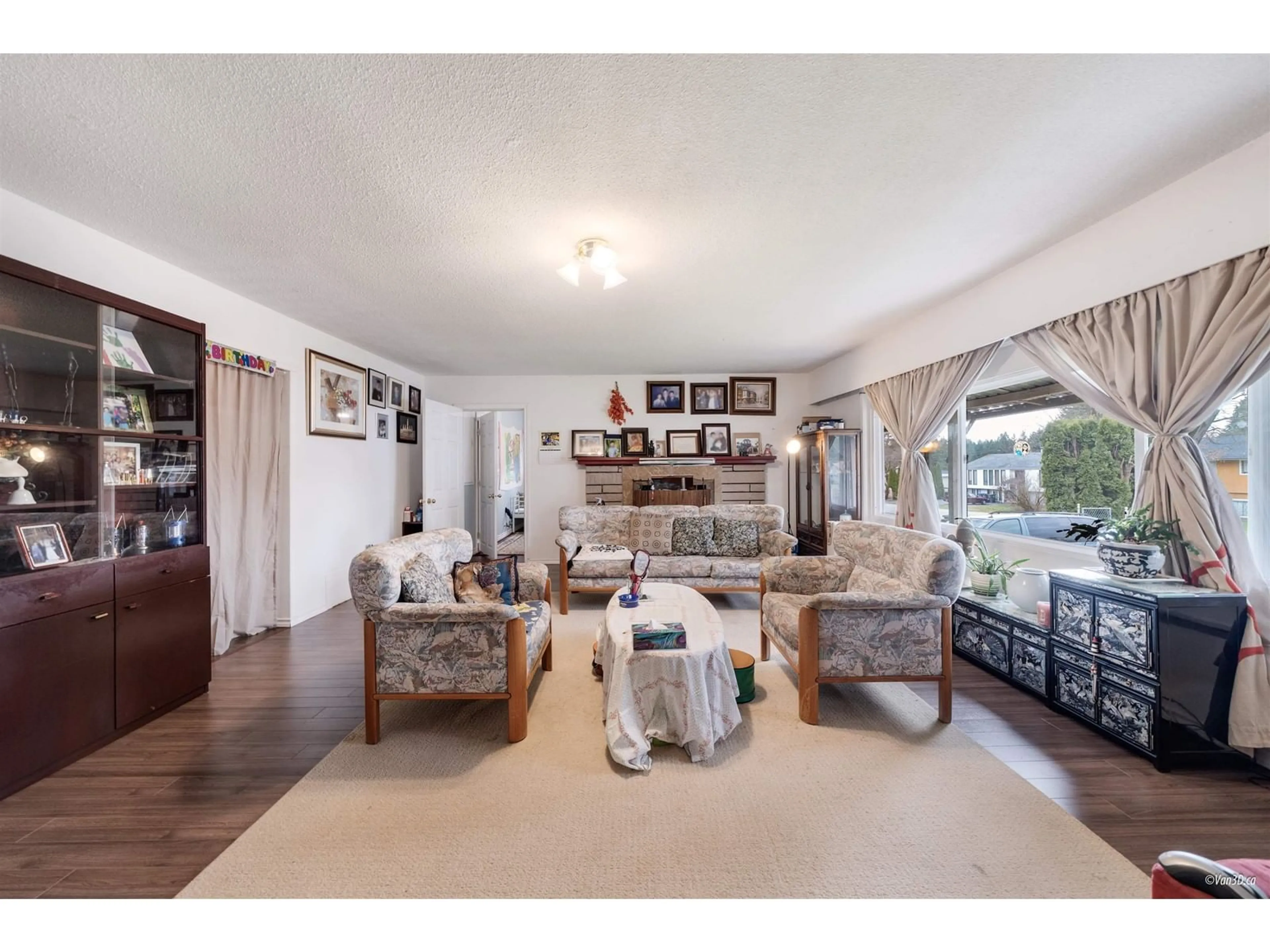 Living room with furniture, wood/laminate floor for 10186 144A, Surrey British Columbia V3R3P8