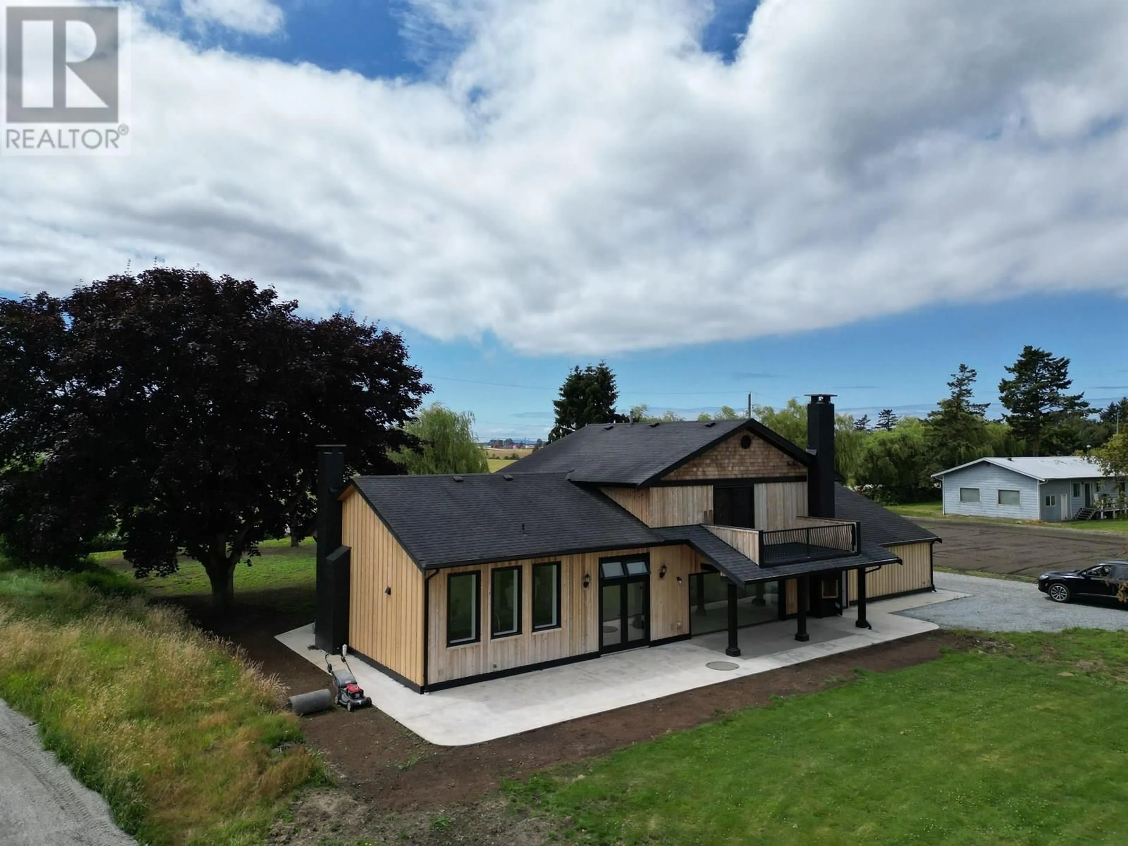 A pic from outside/outdoor area/front of a property/back of a property/a pic from drone, building for 5465 34B AVENUE, Ladner British Columbia V4L2P1