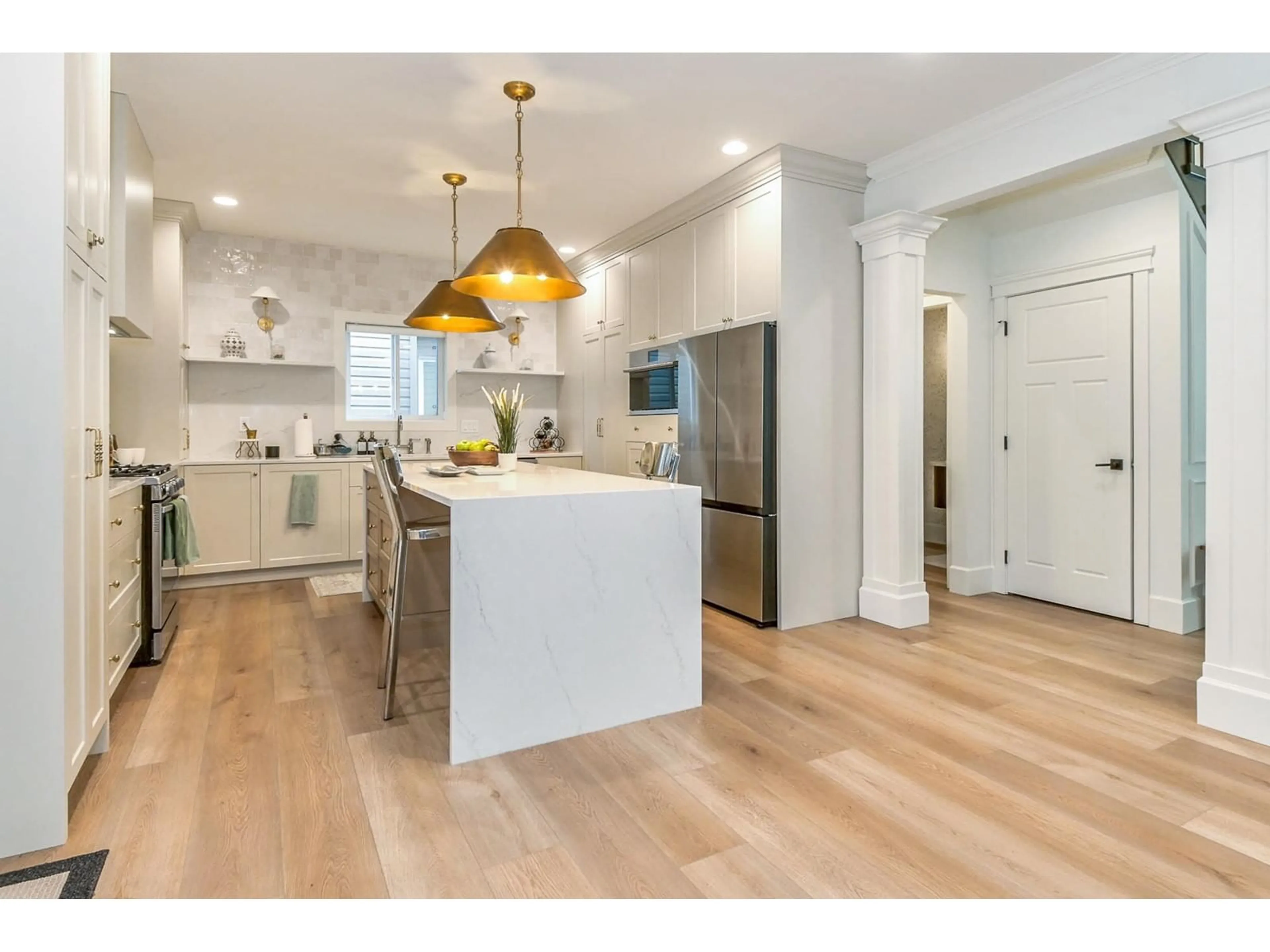 Open concept kitchen, unknown for 17293 64, Surrey British Columbia V3S1Y6