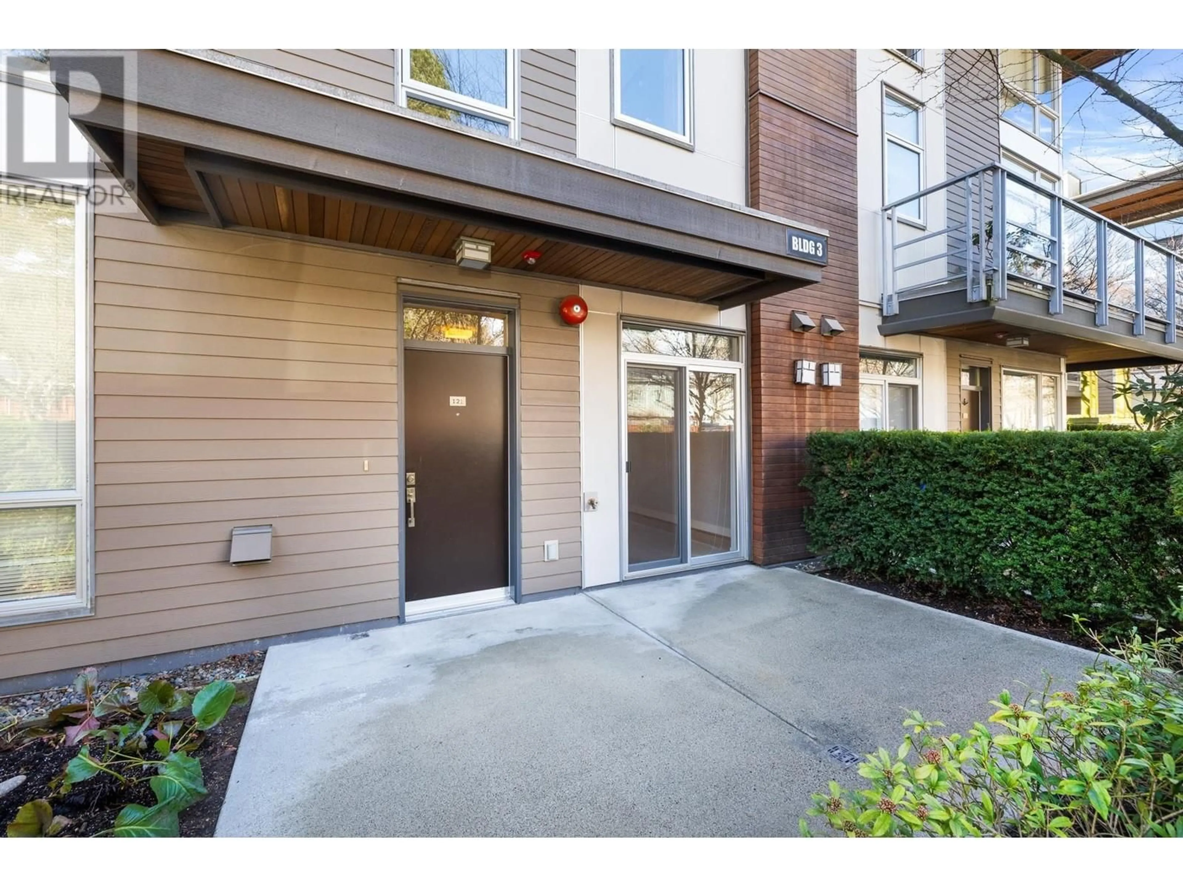 Indoor entryway for 121 - 735 15TH STREET, North Vancouver British Columbia V7M0B8