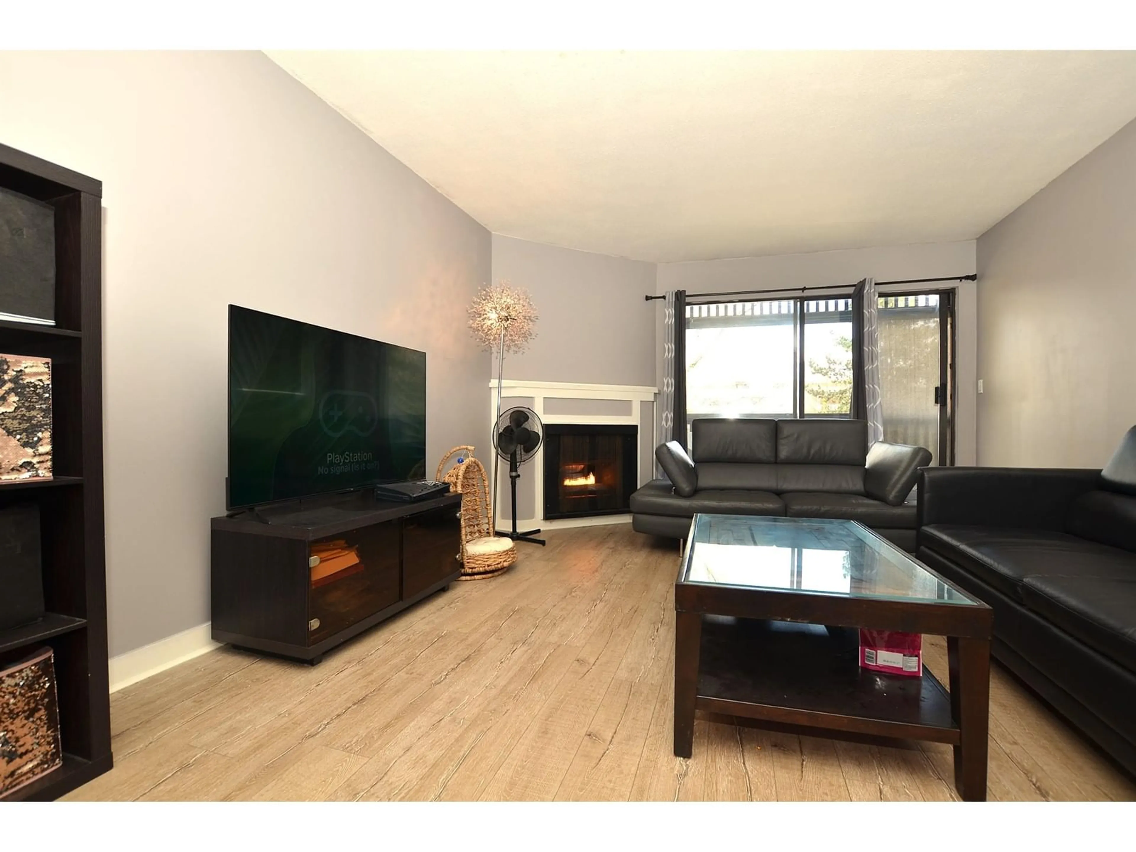 Living room with furniture, wood/laminate floor for 312 - 13501 96, Surrey British Columbia V3V7L9