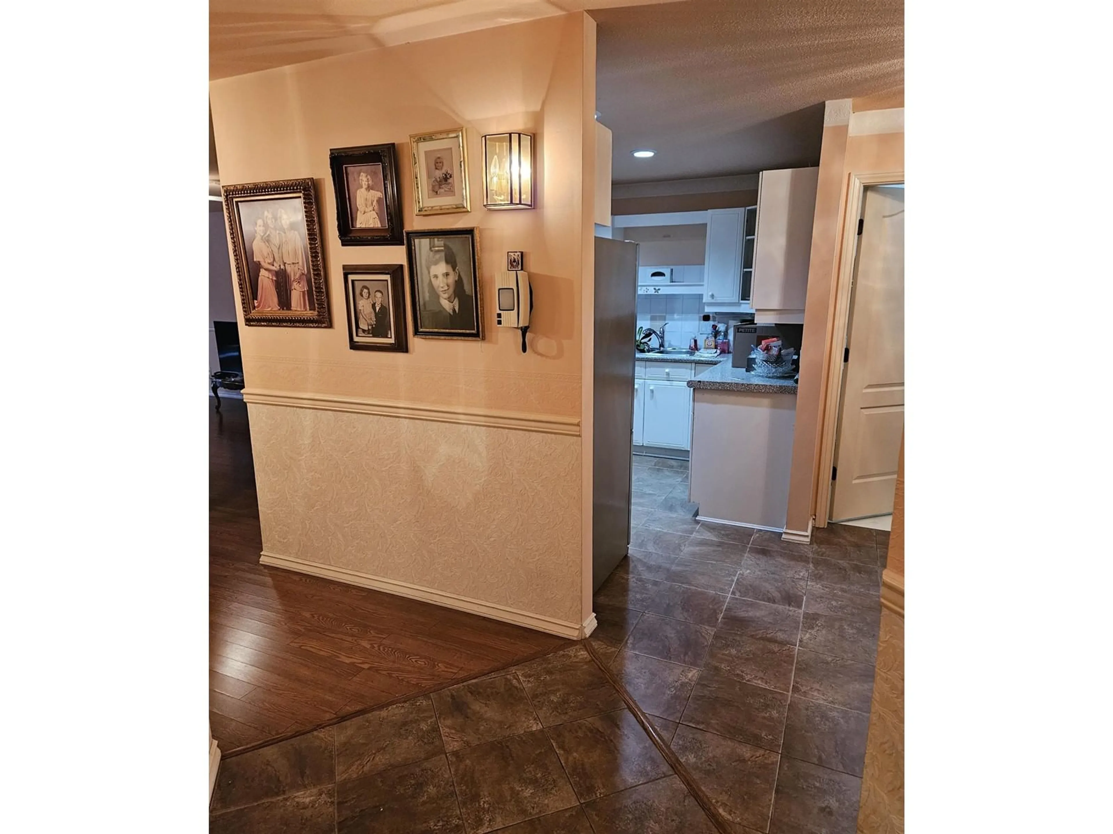 Indoor entryway for 208 - 1440 GEORGE, White Rock British Columbia V4B4A3