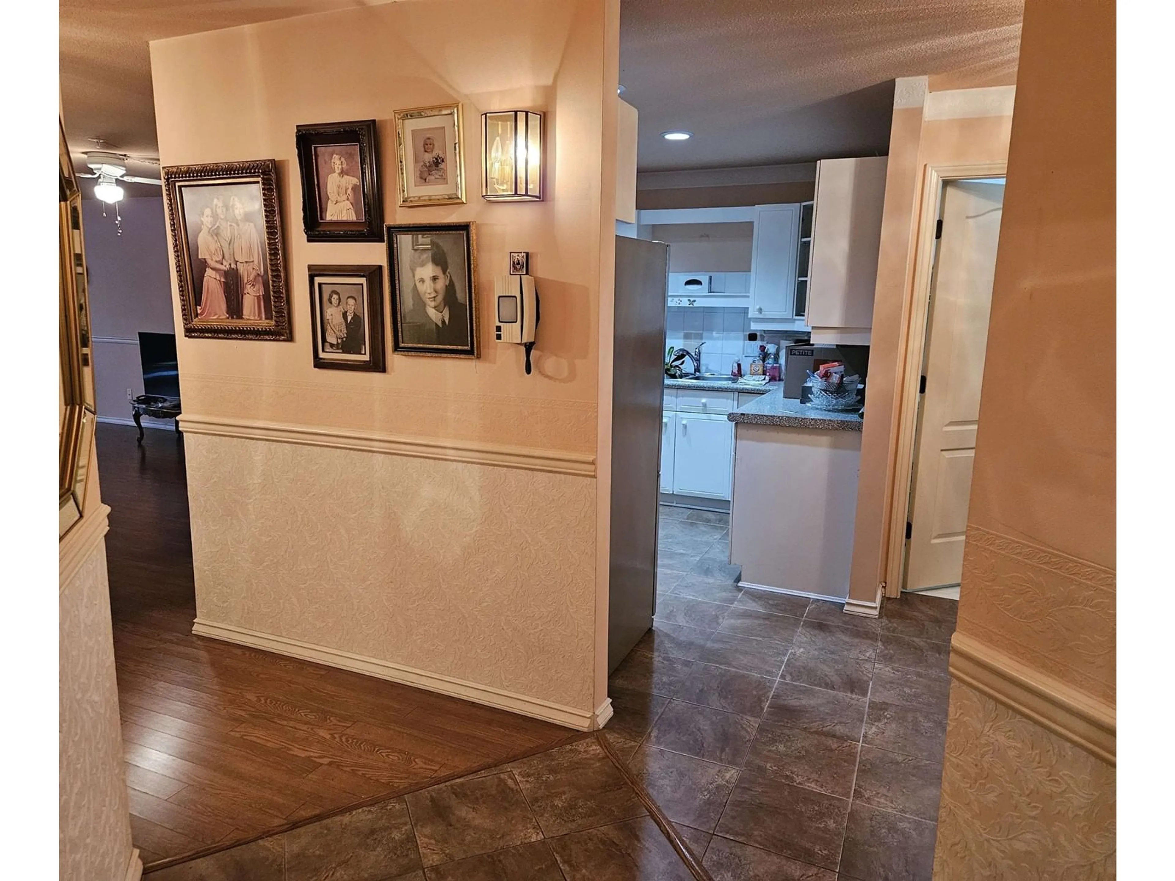 Indoor entryway for 208 - 1440 GEORGE, White Rock British Columbia V4B4A3