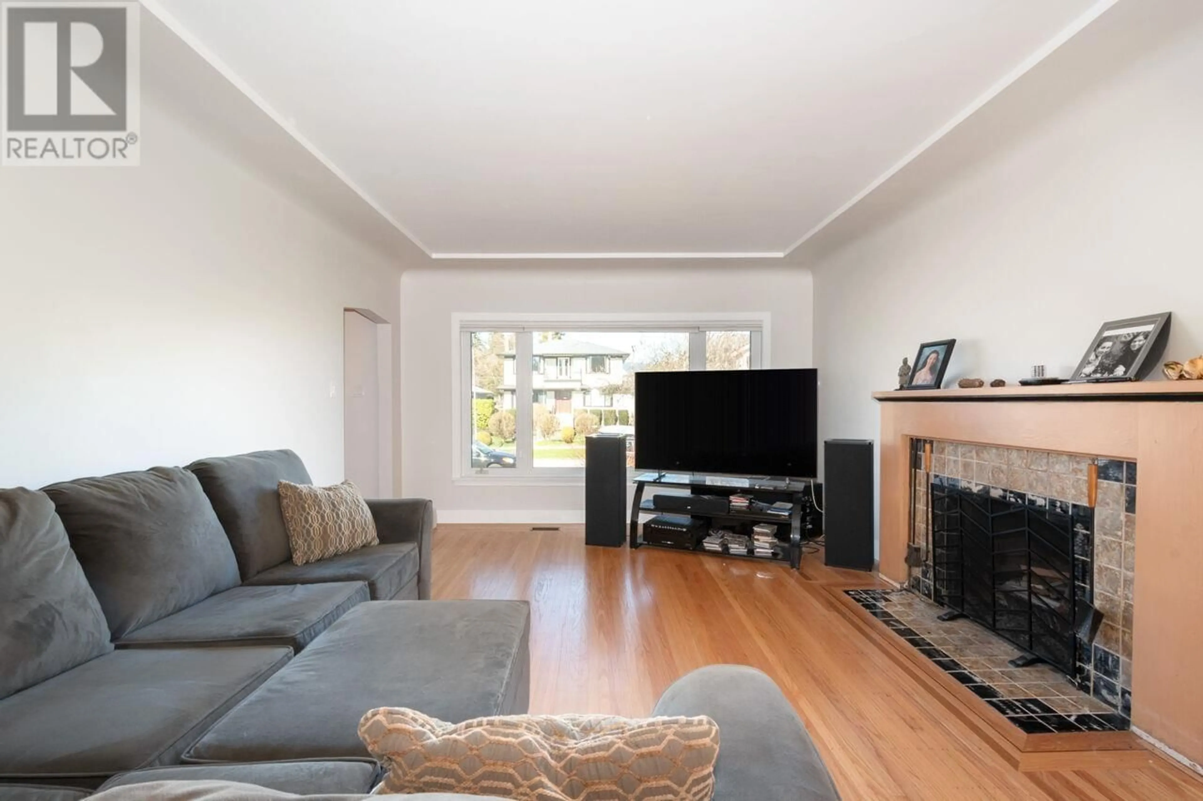 Living room with furniture, wood/laminate floor for 3856 W 3RD AVENUE, Vancouver British Columbia V6R1M4