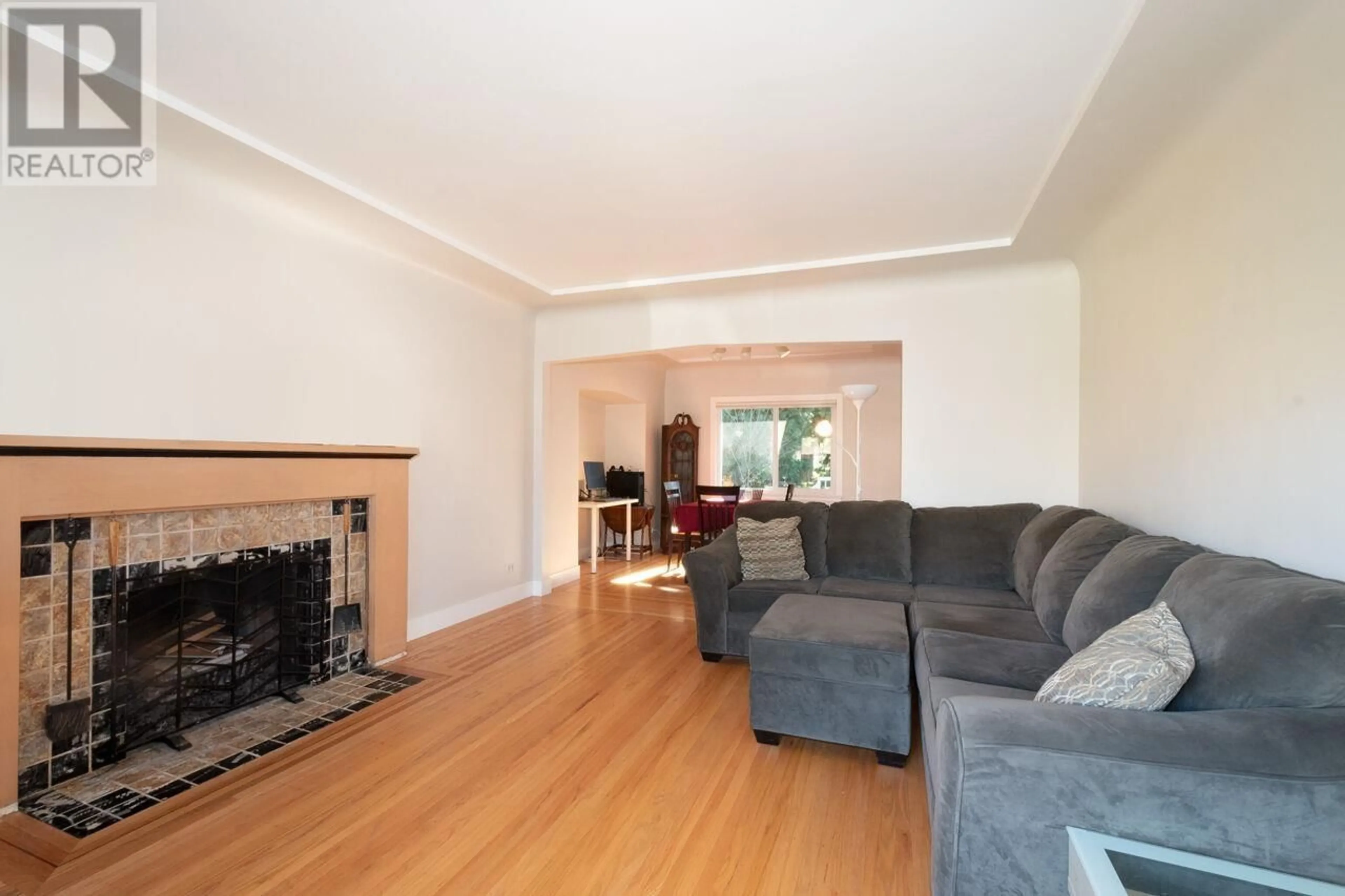 Living room with furniture, wood/laminate floor for 3856 W 3RD AVENUE, Vancouver British Columbia V6R1M4