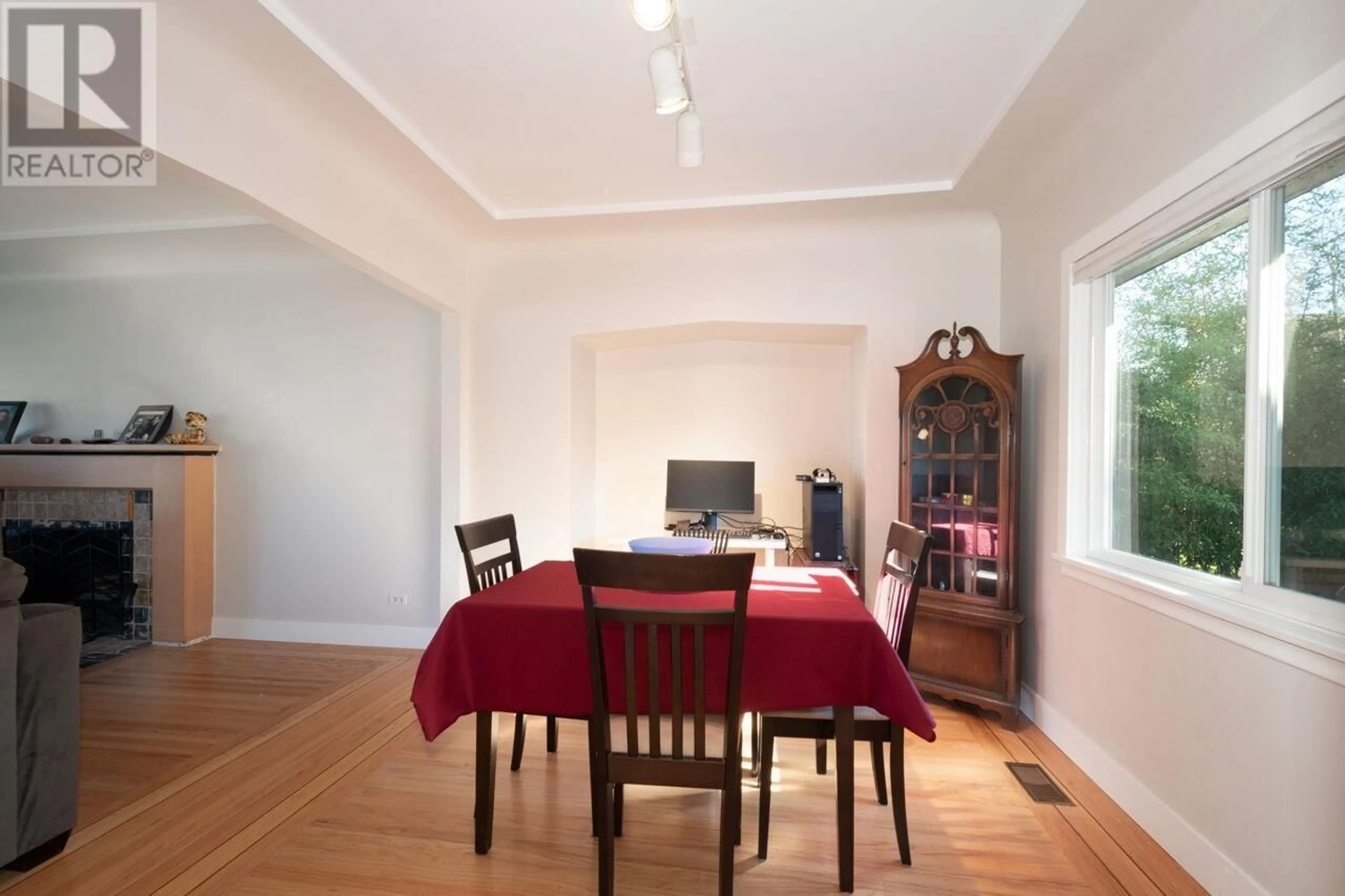 Dining room, wood/laminate floor for 3856 W 3RD AVENUE, Vancouver British Columbia V6R1M4