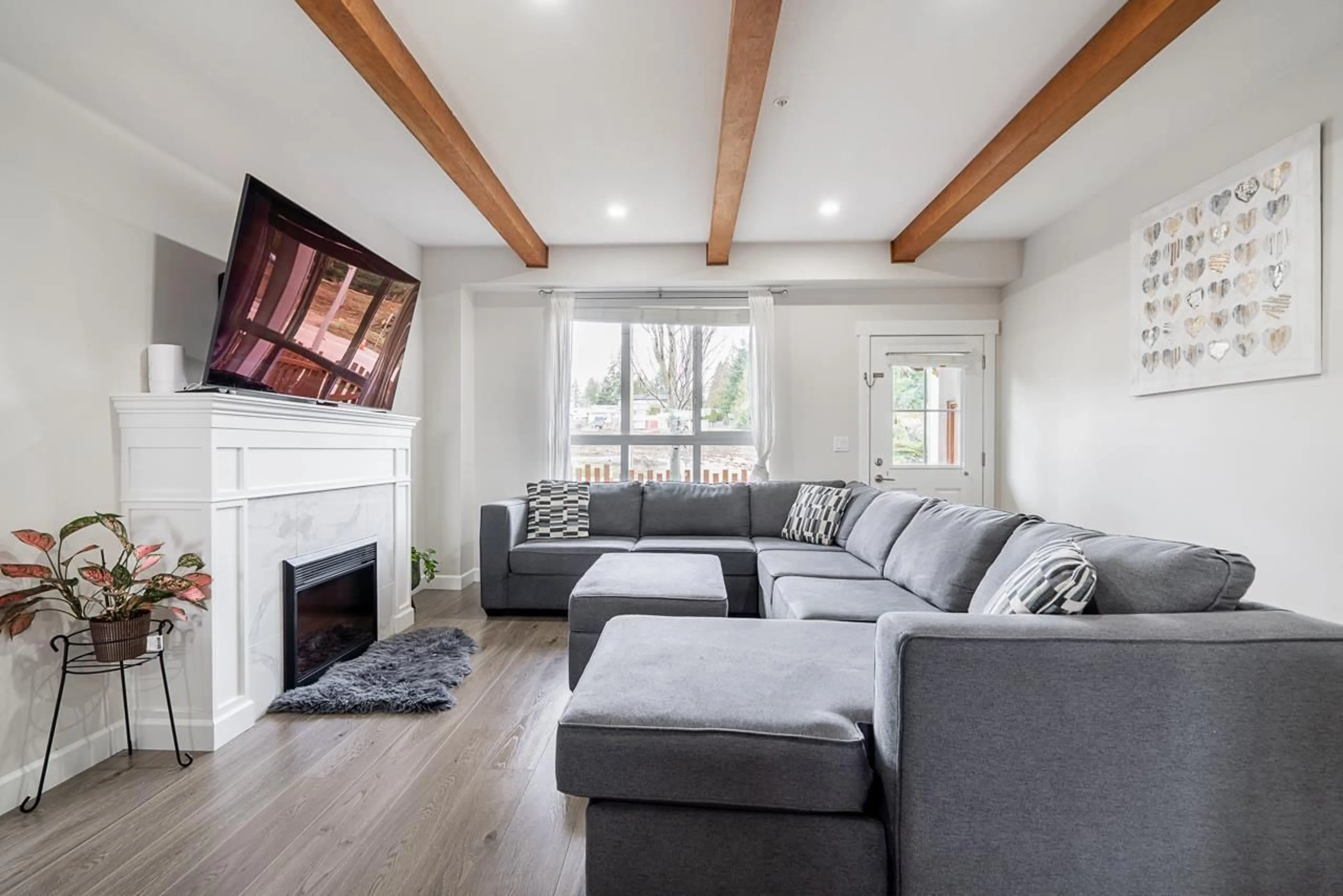 Living room with furniture, wood/laminate floor for 54 - 7157 210, Langley British Columbia V2Y0T3