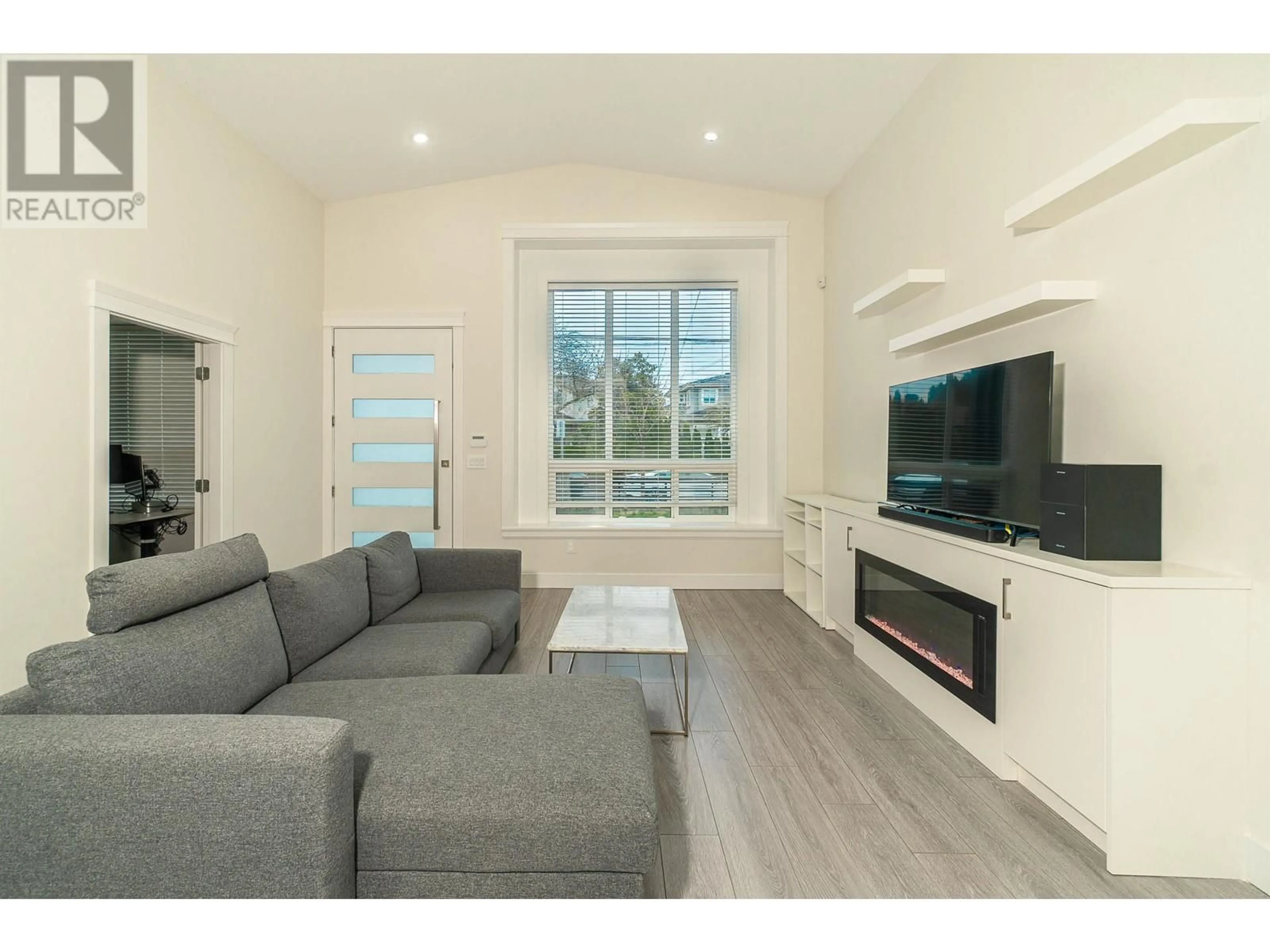 Living room with furniture, unknown for 1483 SPERLING AVENUE, Burnaby British Columbia V5B4J8