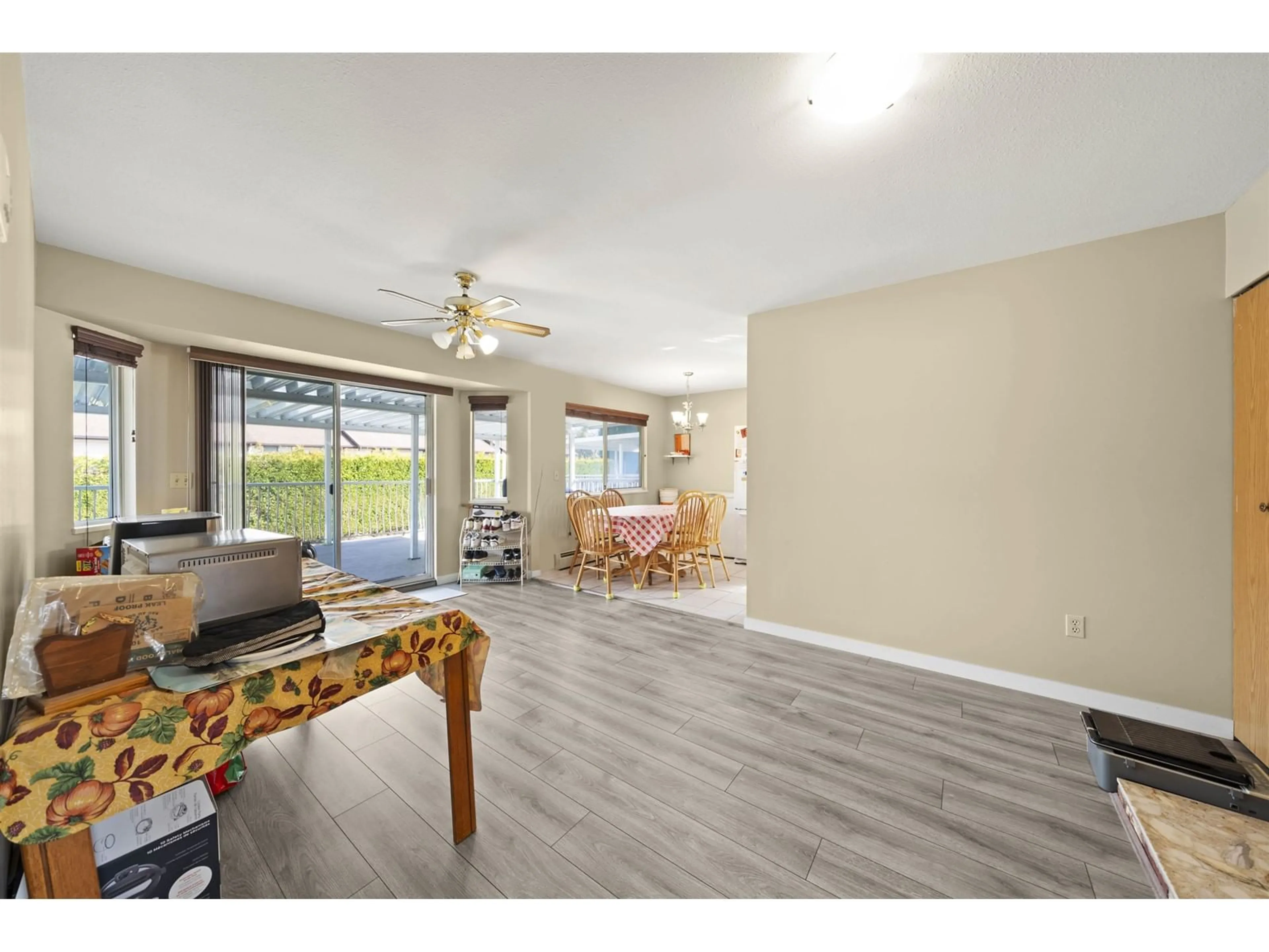 Living room with furniture, wood/laminate floor for 7350 138, Surrey British Columbia V3W5H2