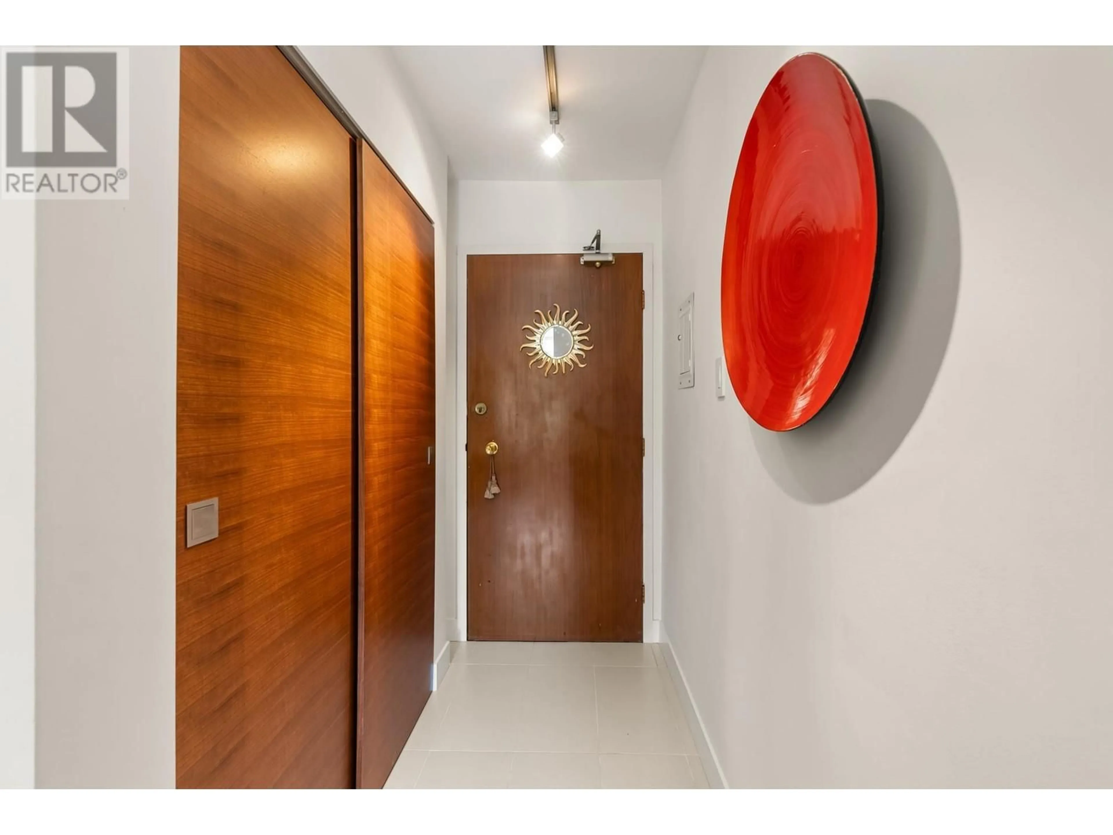 Indoor foyer for 303 2335 YORK AVENUE, Vancouver British Columbia V6K1C8